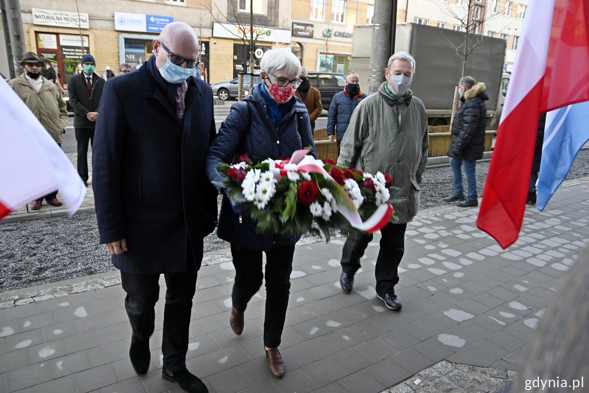 Kwiaty składają (od lewej): Wojciech Kodłubański - prezes Towarzystwa Miłośnik&oacute;w Gdyni, Joanna Zielińska - przewodnicząca Rady Miasta Gdyni, Zenon Roda - radny miasta Gdyni // fot. Paweł Kukla
