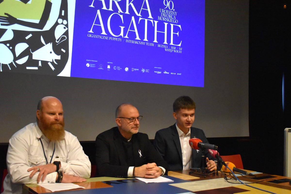 Na zdjęciu nauczyciel ZSChiE - Maciej Sośnicki, wiceprezydent Gdyni ds. innowacji - Michał Guś i uczeń ZSChiE - Paweł Timoszyk na konferencji otwierającej XV kampanię Białej Wstążki w Gdyni