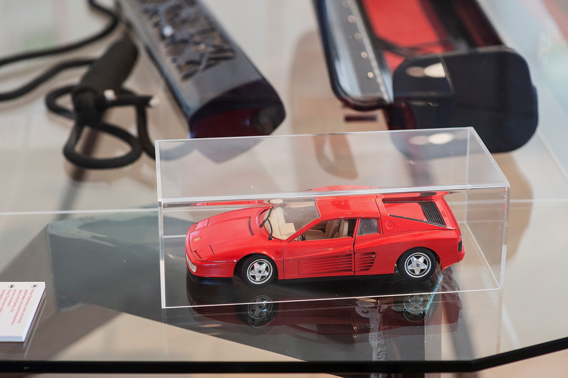 Miastowi - wirtualne oprowadzanie po wystawie "Janusz Kaniewski. PPPP"