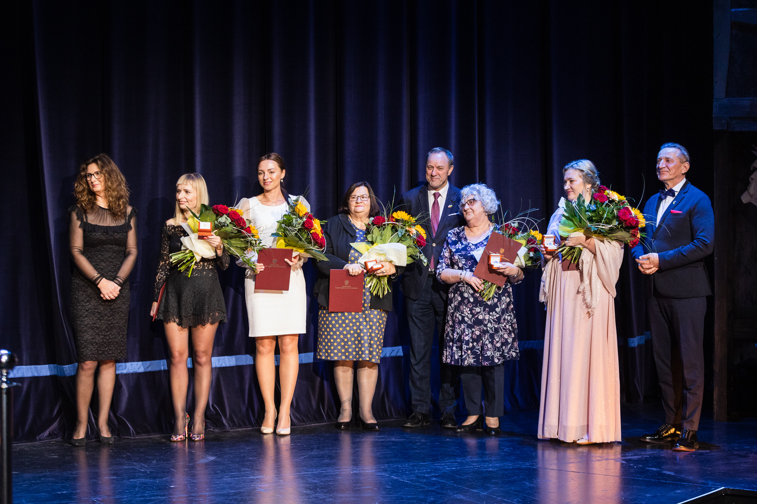 Grupa nagrodzonych os&oacute;b na scenie