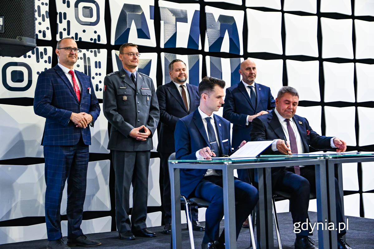 Na zdjęciu stoja od lewej: wicewojewoda pomorski Emil Rojek, zastępca szefa Agencji Uzbrojenia płk Robert Frommholz, Podsekretarz Stanu w Ministerstwie Aktywów Państwowych Konrad Gołota, prezes zarządu PGZ S.A. – Lidera Konsorcjum PGZ-WISŁA Adam Leszkiewicz. List intencyjny podpisują od lewej: p.o. Prezesa Zarządu – Dyrektor Naczelny Wojskowych Zakładów Elektronicznych S.A. w Zielonce Damian Gorzelany oraz  Prezes Zarządu Ośrodka Badawczo-Rozwojowego Centrum Techniki Morskiej S.A. dr inż. Marcin Wiśniewski.