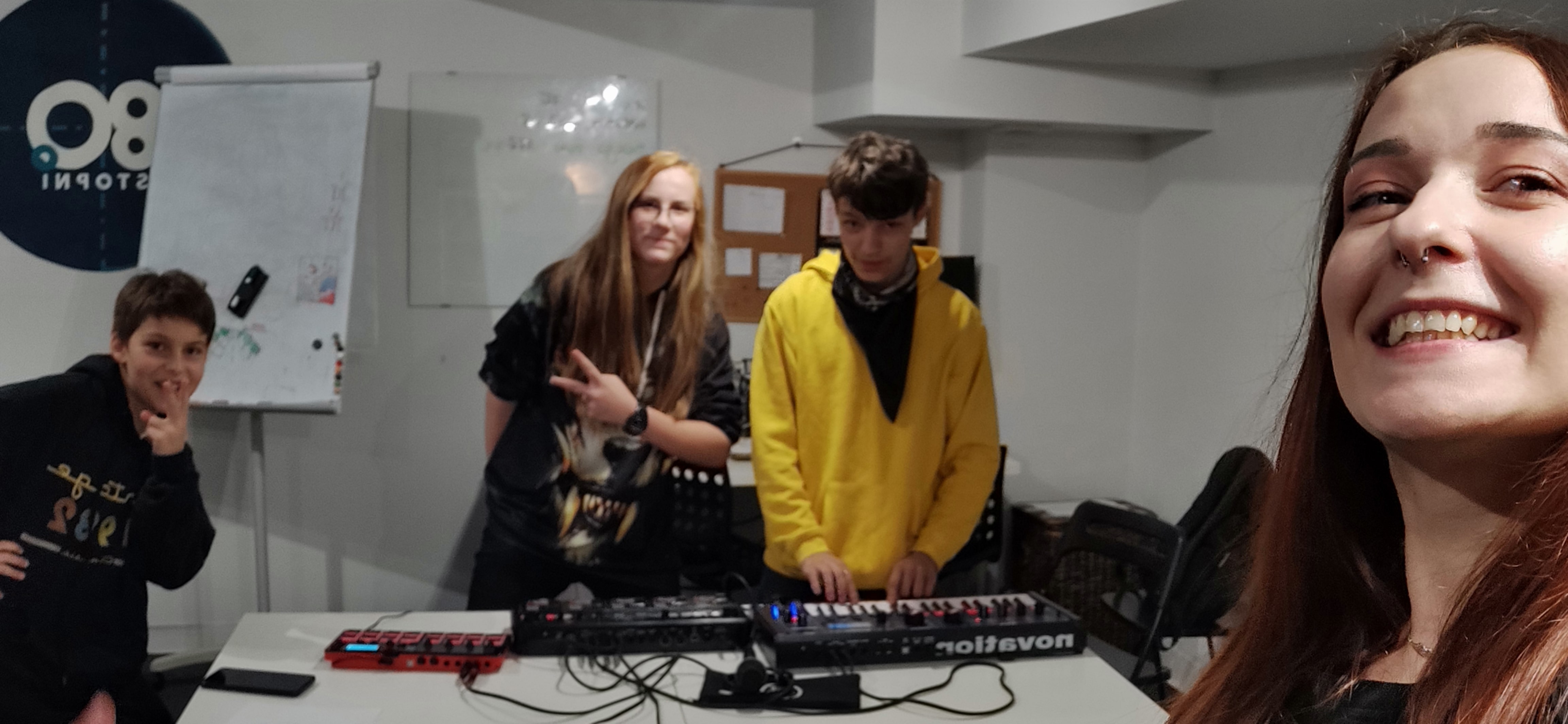 dzieci grają na instrumentach muzycznych