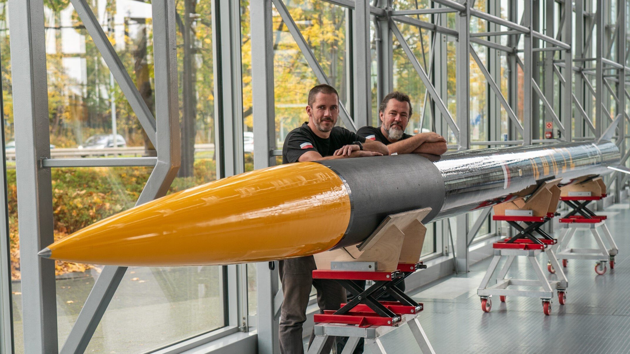 Robert i Andrzej Magierowie - współzałożyciele SpaceForest przy swojej rakiecie, fot. mat. prasowe projektu „Wtorki z Rodzinnymi” 
