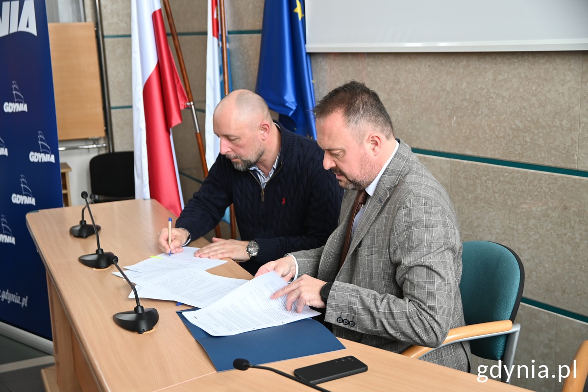 Wiceprezydent Gdyni Marek Łucyk podpisuje z mieszkańcem umowę na dotację na rower elektryczny