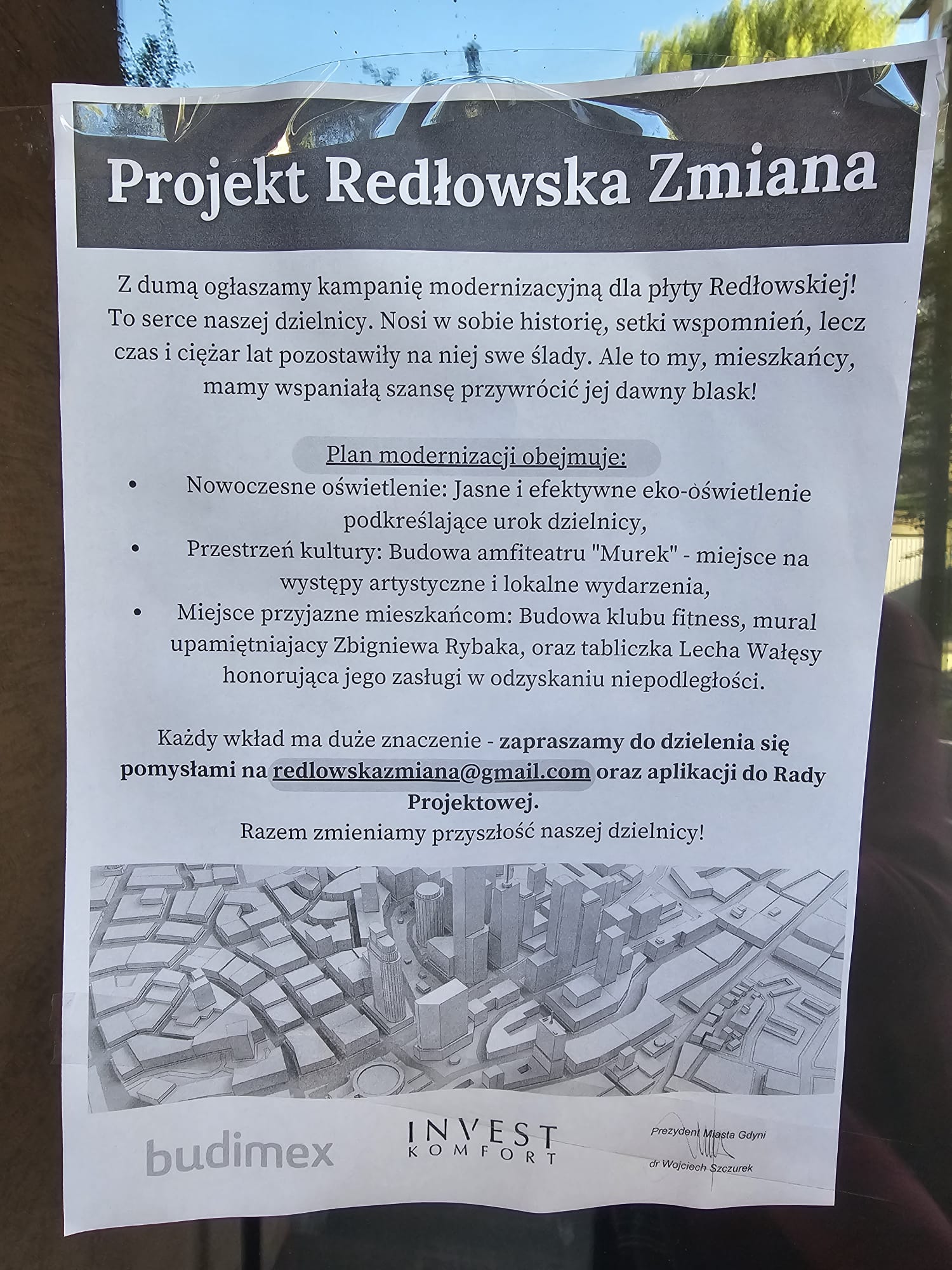 Tak wyglądało fałszywe ogłoszenie, kt&oacute;re pod koniec lipca pojawiło się w r&oacute;żnych miejscach w Redłowie. Nieprawdziwym informacjom o inwestycjach w dzielnicy towarzyszyły logotypy dw&oacute;ch firm deweloperskich oraz skopiowana pieczęć prezydenta Gdyni.
