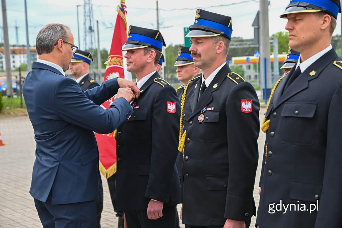 Wicewojewoda Pomorski Emil Rojek, wręczył odznaczenia wyróżnionym strażakom.