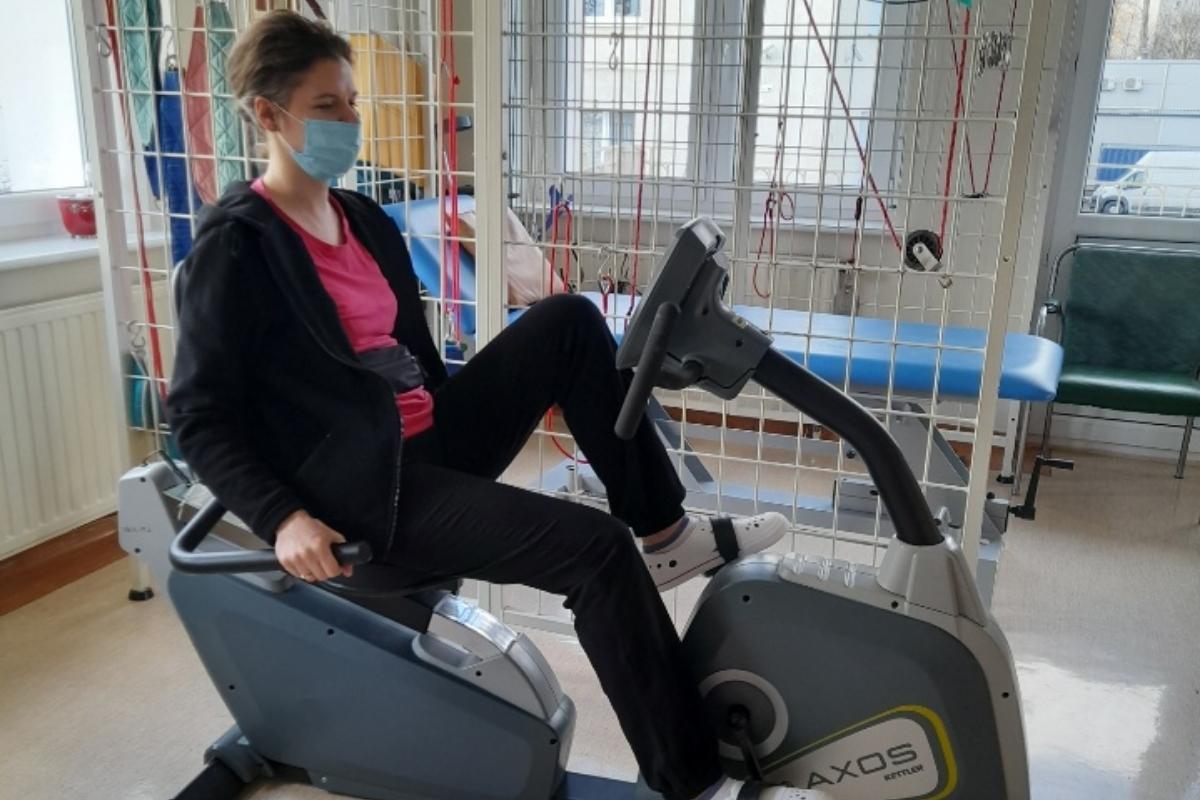 kobieta ćwiczy na rowerze stacjonarnym