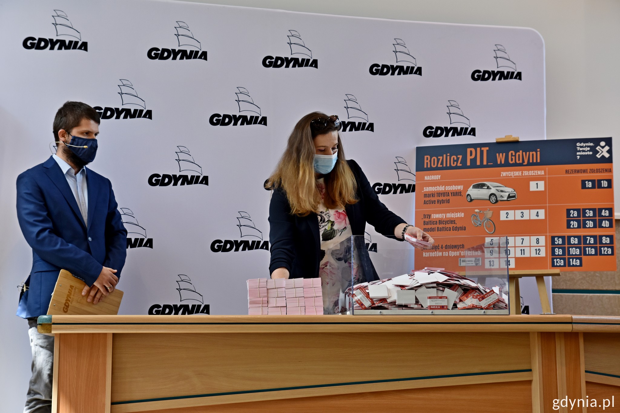 Konkursowe kupony w loterii "Rozlicz PIT w Gdyni"  wrzucane do urny // fot. Magdalena Śliżewska