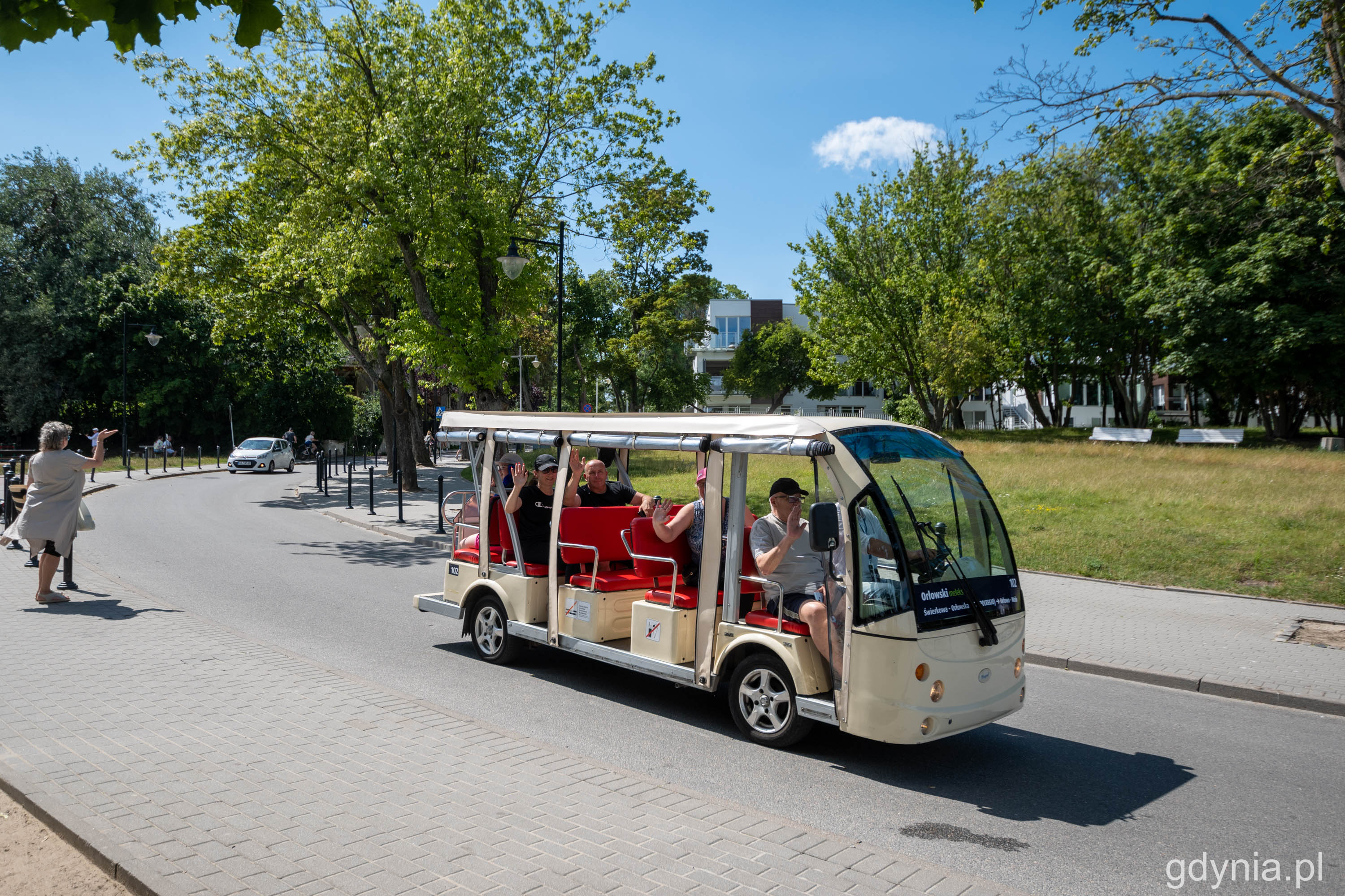 Meleksem można podjechać aż pod samą plażę i molo w Orłowie // fot. Paweł Kukla