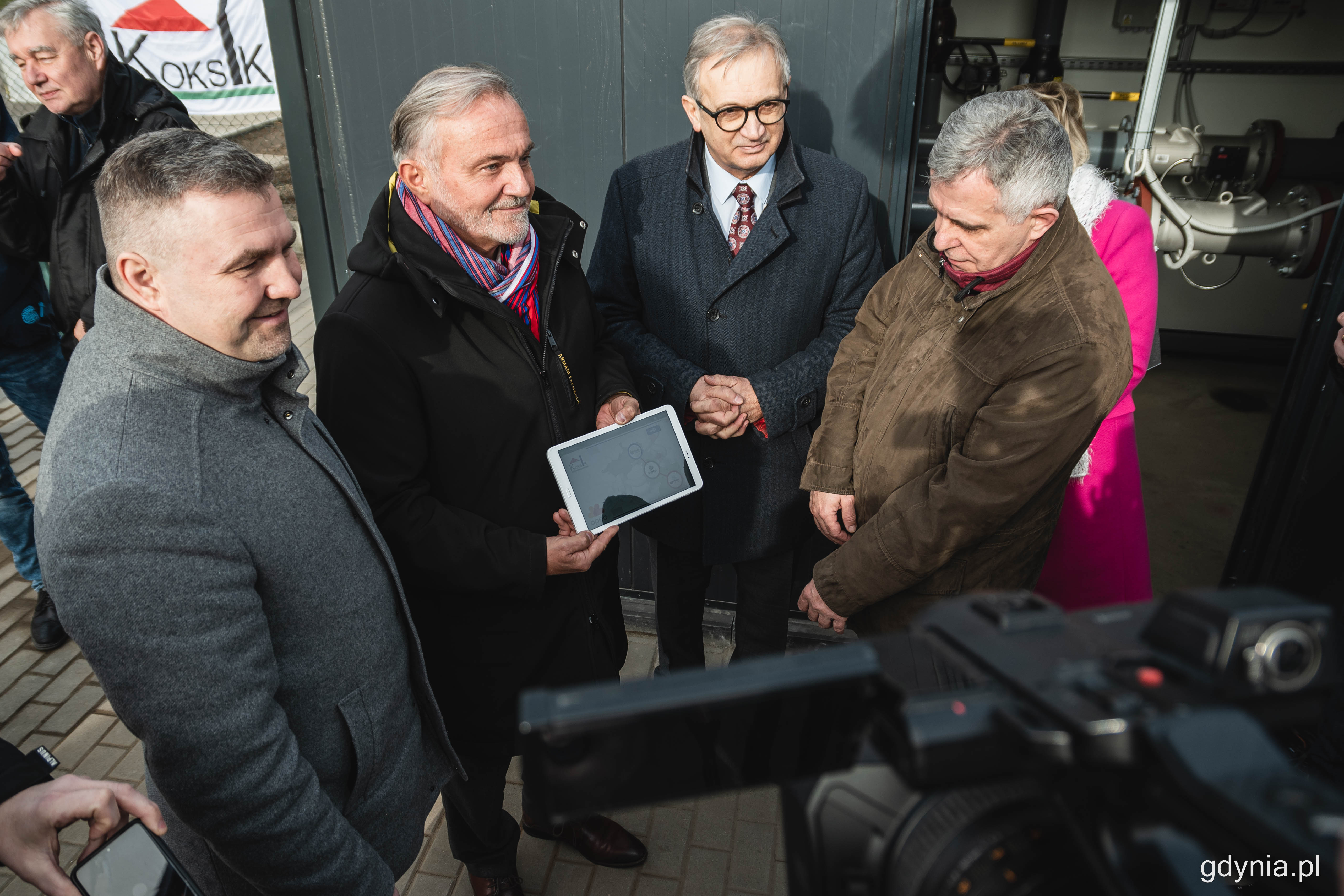 Kliknięcie na tablecie i... gotowe. Samorządowcy symbolicznie uruchomili infrastrukturę łączącą sieci ciepłownicze miast, fot. Kamil Złoch