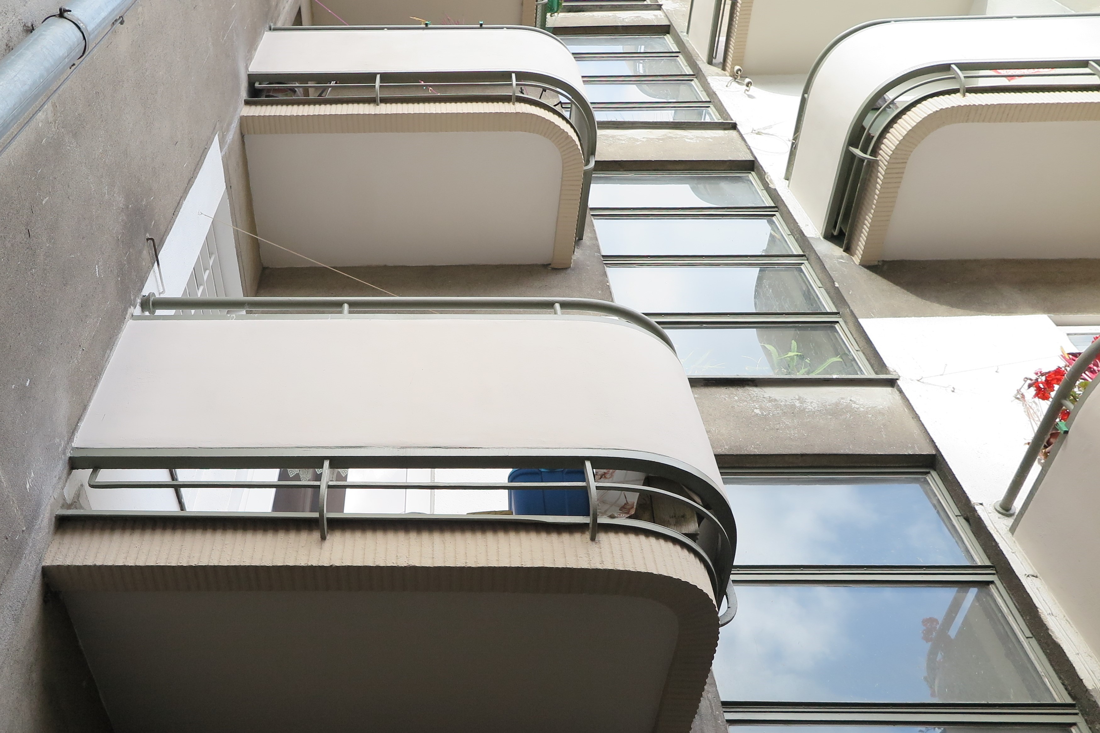 Budynek przy ul. 3 Maja 27-31, balkony od strony podw&oacute;rza