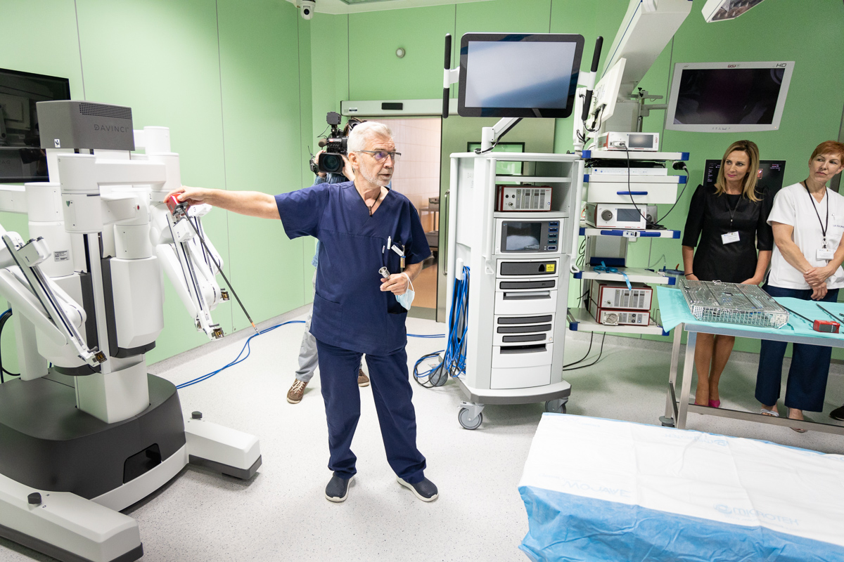 Dr n. med. Lech Stachurski, kierownik Oddziału Urologii, Urologii Andrologicznej i Andrologii prezentuje robota da Vinci w nowej pracowni, fot. Piotr Manasterski / Szpitale Pomorskie