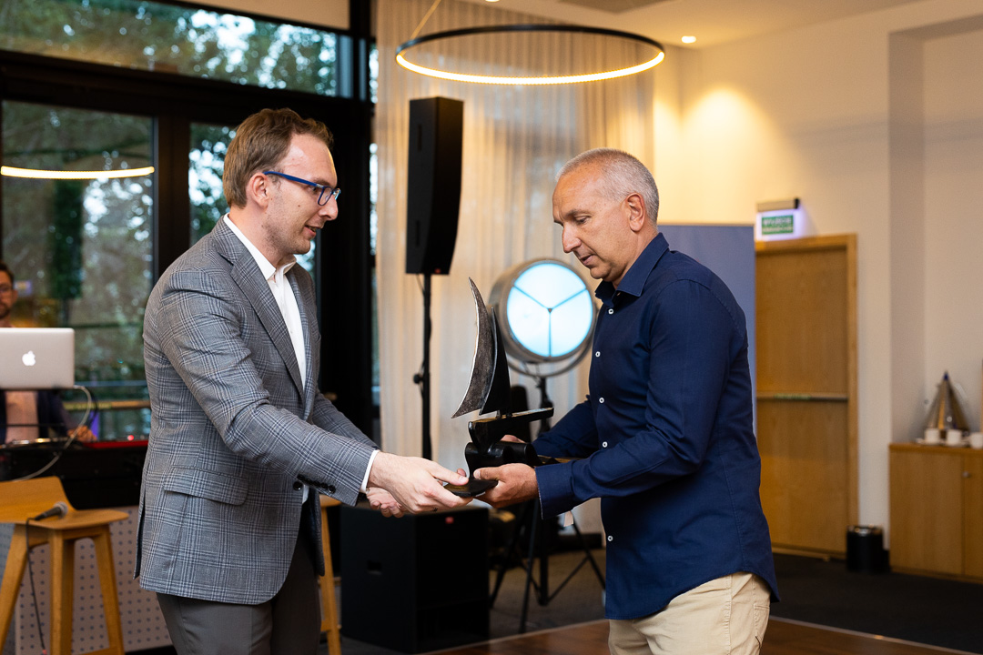 Wiceprzewodniczący Rady Miasta Gdyni, Jakub Ubych wręcza jedną z nagr&oacute;d Gdynia Polboat Awards 2022, fot. mat. prasowe organizator&oacute;w