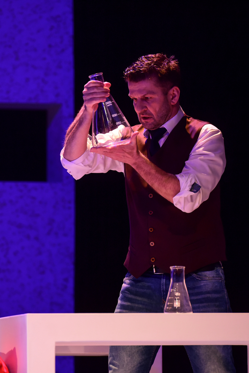 Piotr Michalski jako Michael Riordan w spektaklu &bdquo;Czar molekuły&rdquo; Petra Zelenki w reżyserii Krzysztofa Rekowskiego // fot. Roman Jocher