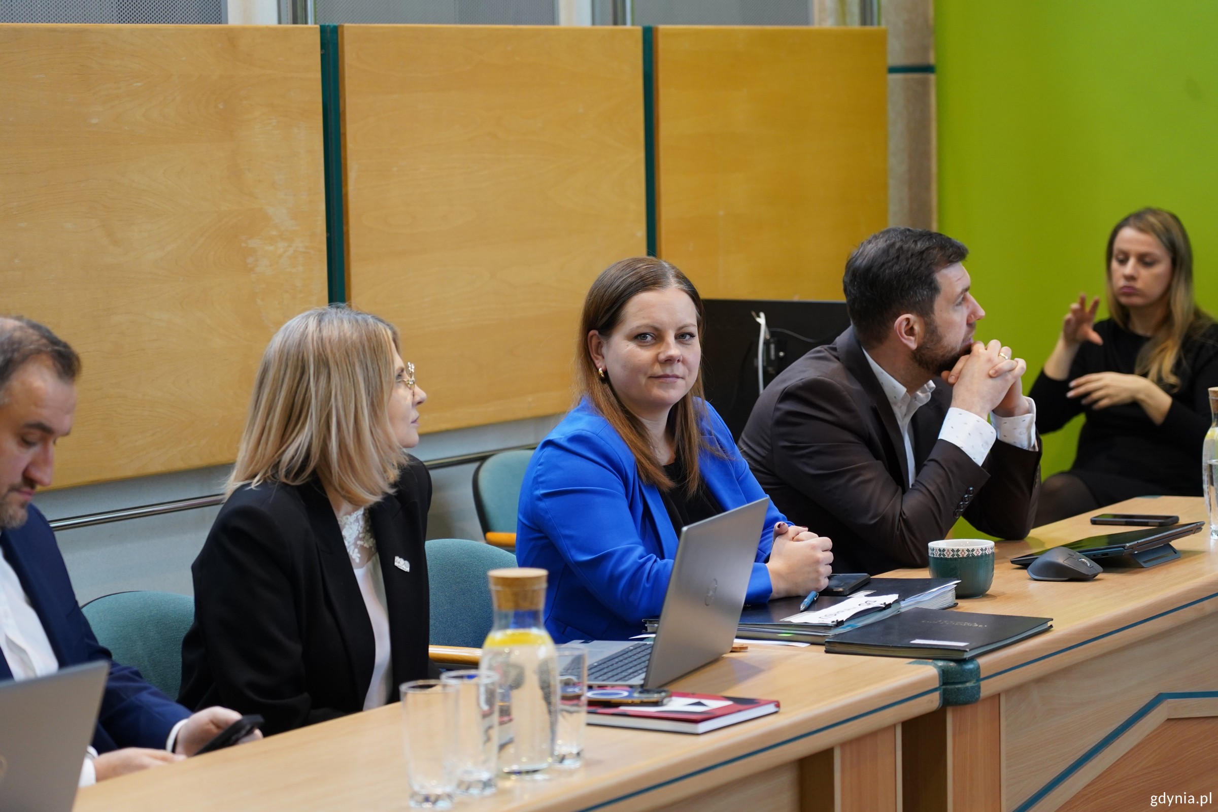 W sali obrad na sesji siedzą m.in. prezydent Aleksandra Kosiorek, skarbniczka miasta Honorata Krupka i wiceprezydent Tomasz Augustyniak 