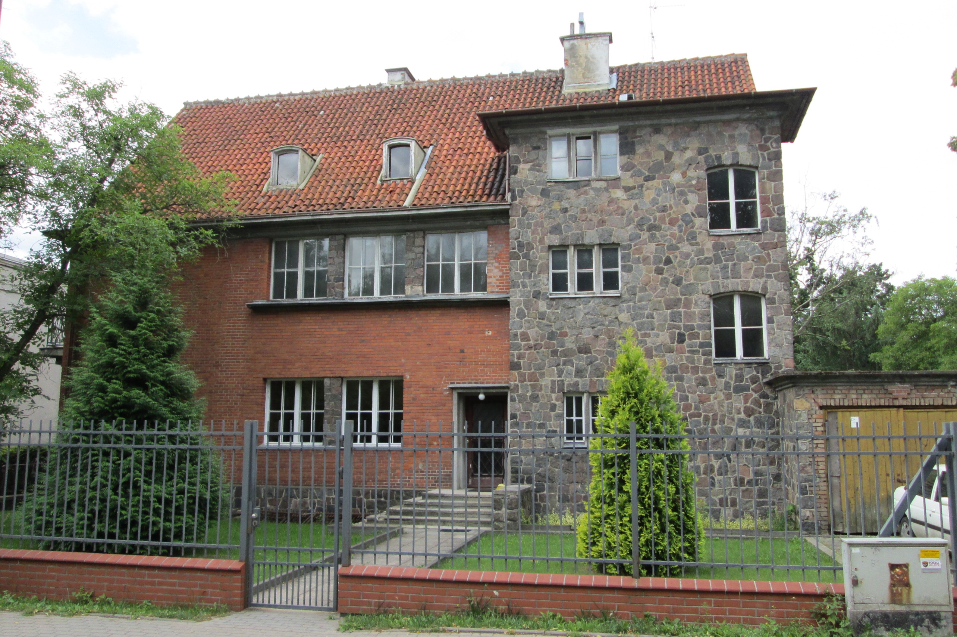 Willa przy ul. Korzeniowskiego z lat 30. XX w. &ndash; unikatowy przykład wykończenia elewacji z obrobionych kamieni narzutowych połączonych z licem ceglanym