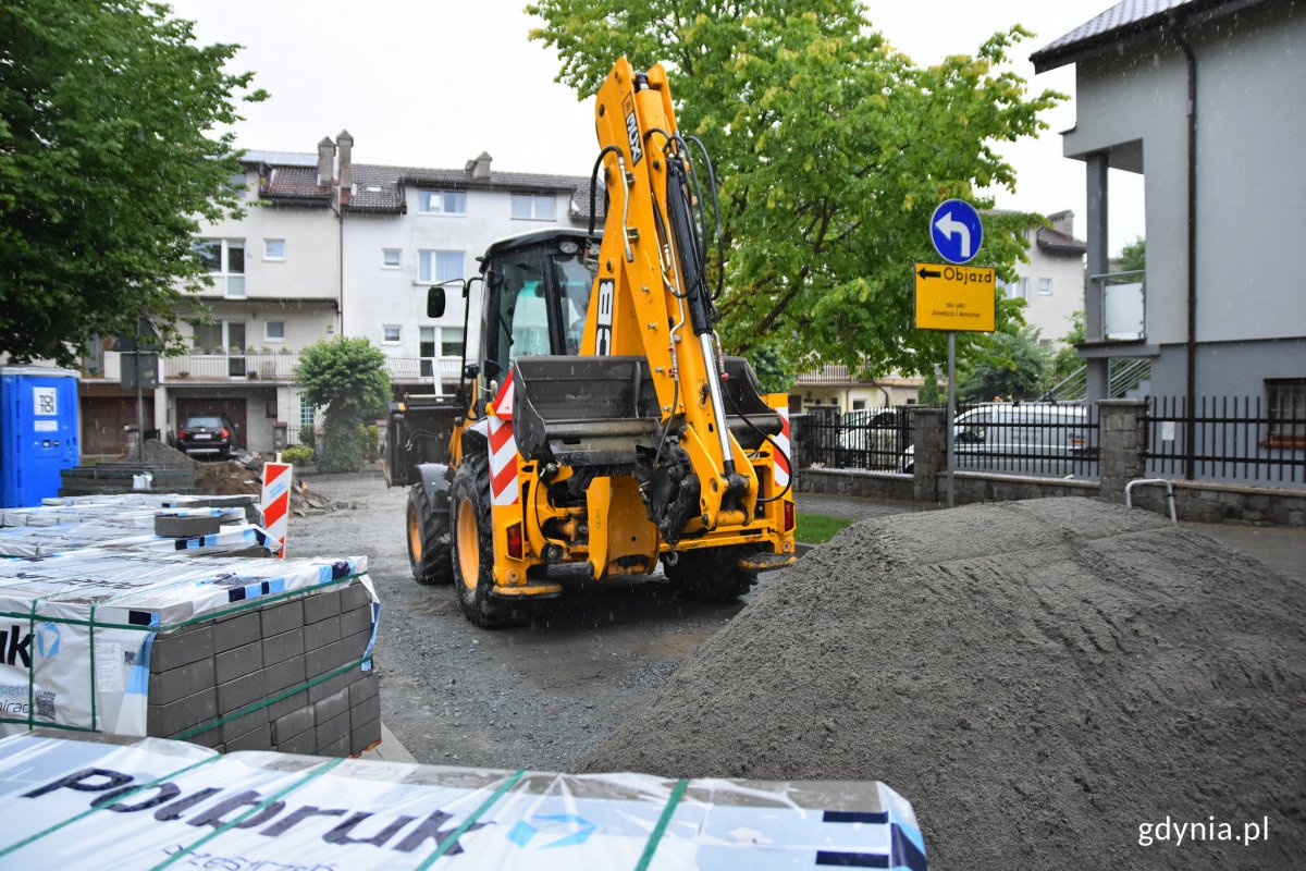 Prace przy już zakończonej kompleksowej przebudowie ulicy Atlasa na Chwarznie-Wiczlinie, fot. Kamil Złoch
