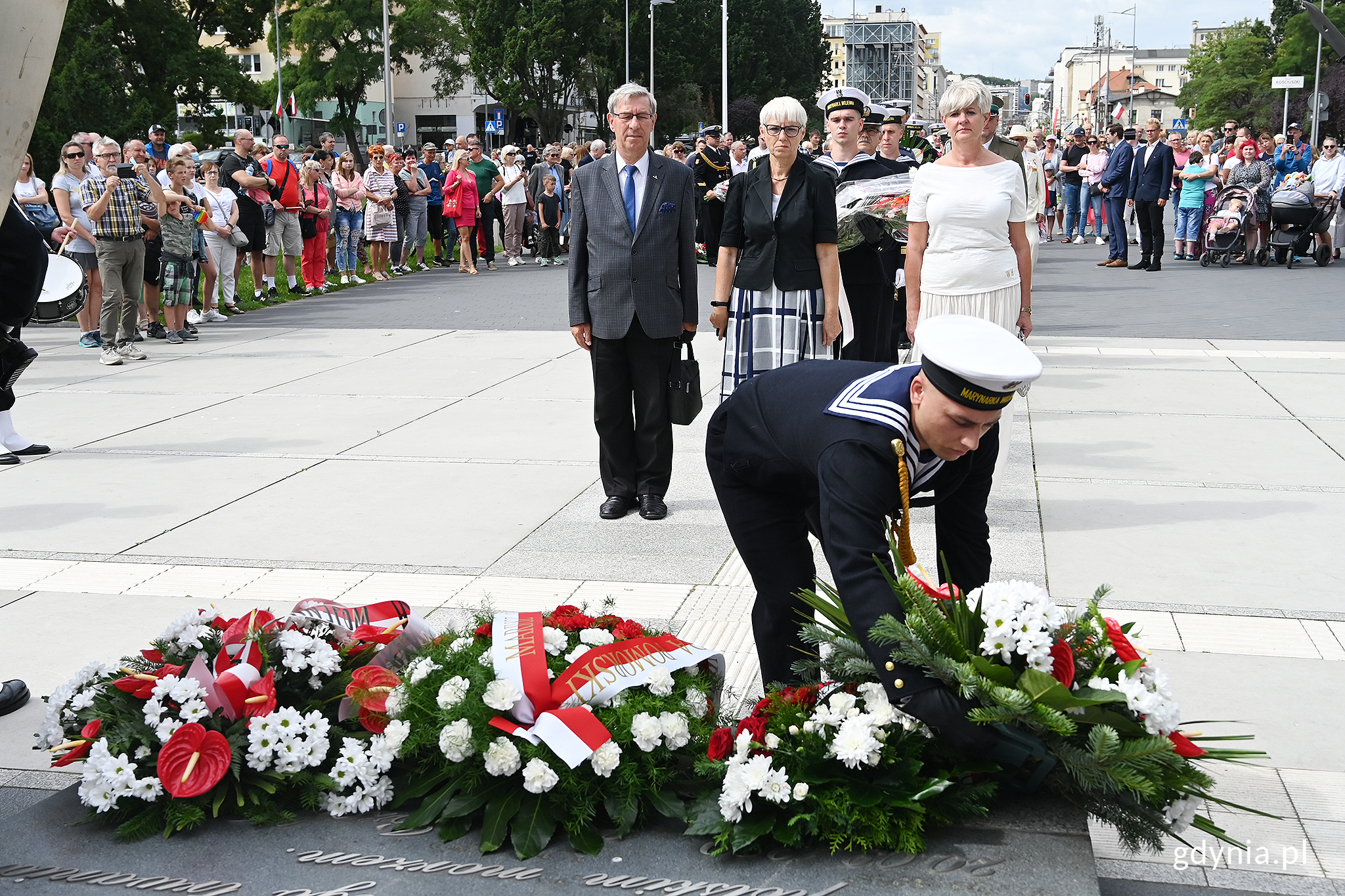 Kwiaty składają przewodnicząca Rady Miasta Gdyni - Joanna Zielińska oraz radni Elżbieta Raczyńska i Zenon Roda // fot. Michał Puszczewicz