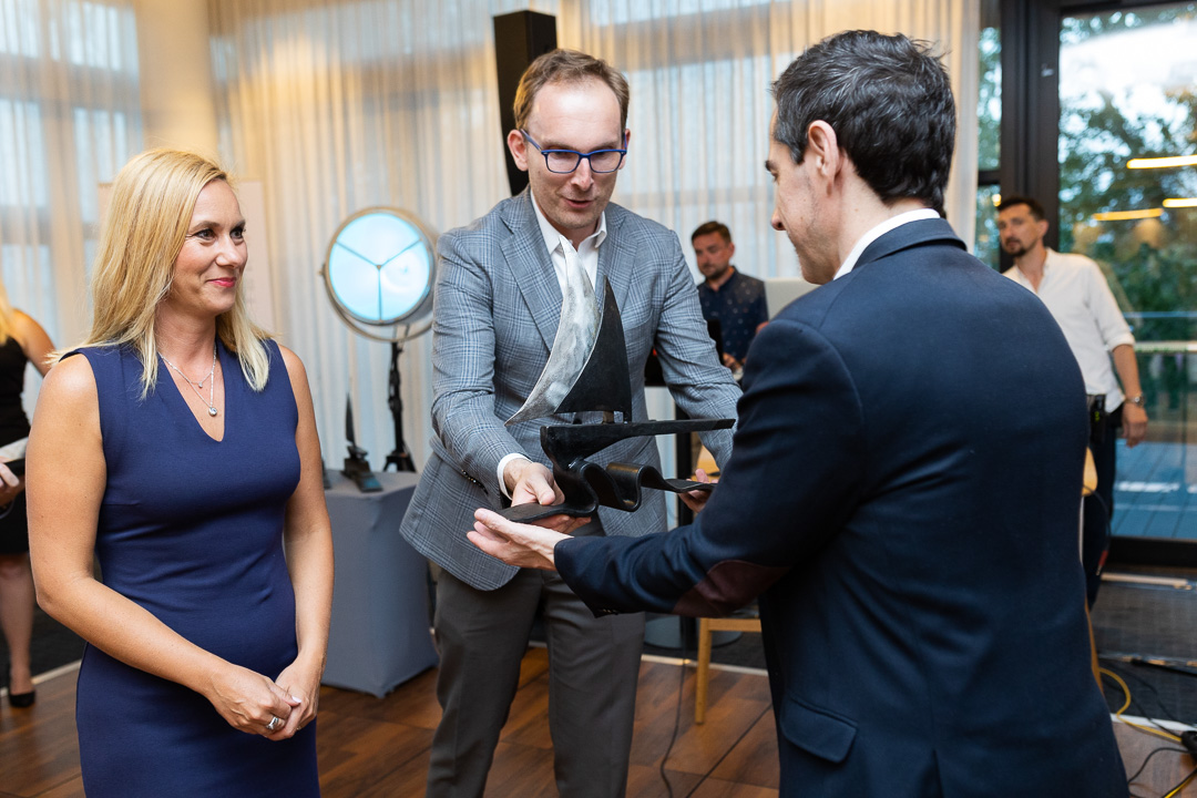 Wiceprzewodniczący Rady Miasta Gdyni, Jakub Ubych wręcza jedną z nagr&oacute;d Gdynia Polboat Awards 2022, fot. mat. prasowe organizator&oacute;w