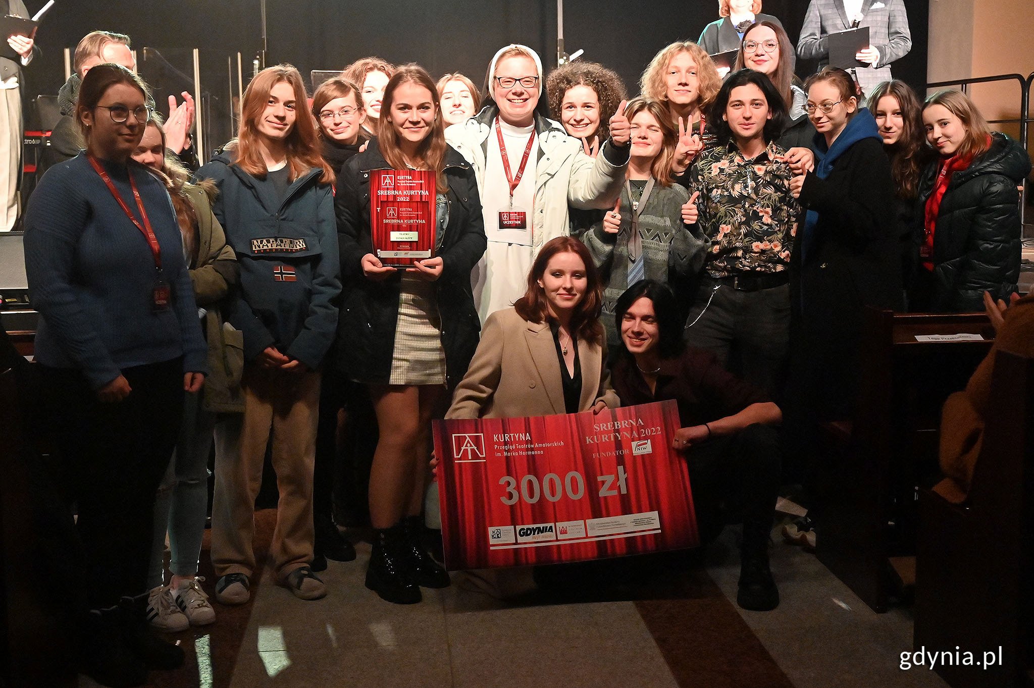 Srebrną Kurtyną o wartości 3 tys. zł, ufundowaną przez Narodowy Instytut Wolności Centrum Rozwoju Społeczeństwa Obywatelskiego wyjechał z Gdyni Teatr Dzikie Koty z Kłodzka. Siostra Benedykta Karolina Baumann, dominikanka, opiekunka grupy teatralnej &bdquo;Dzikie Koty&rdquo; z Kłodzka. Fot. Michał Puszczewicz 