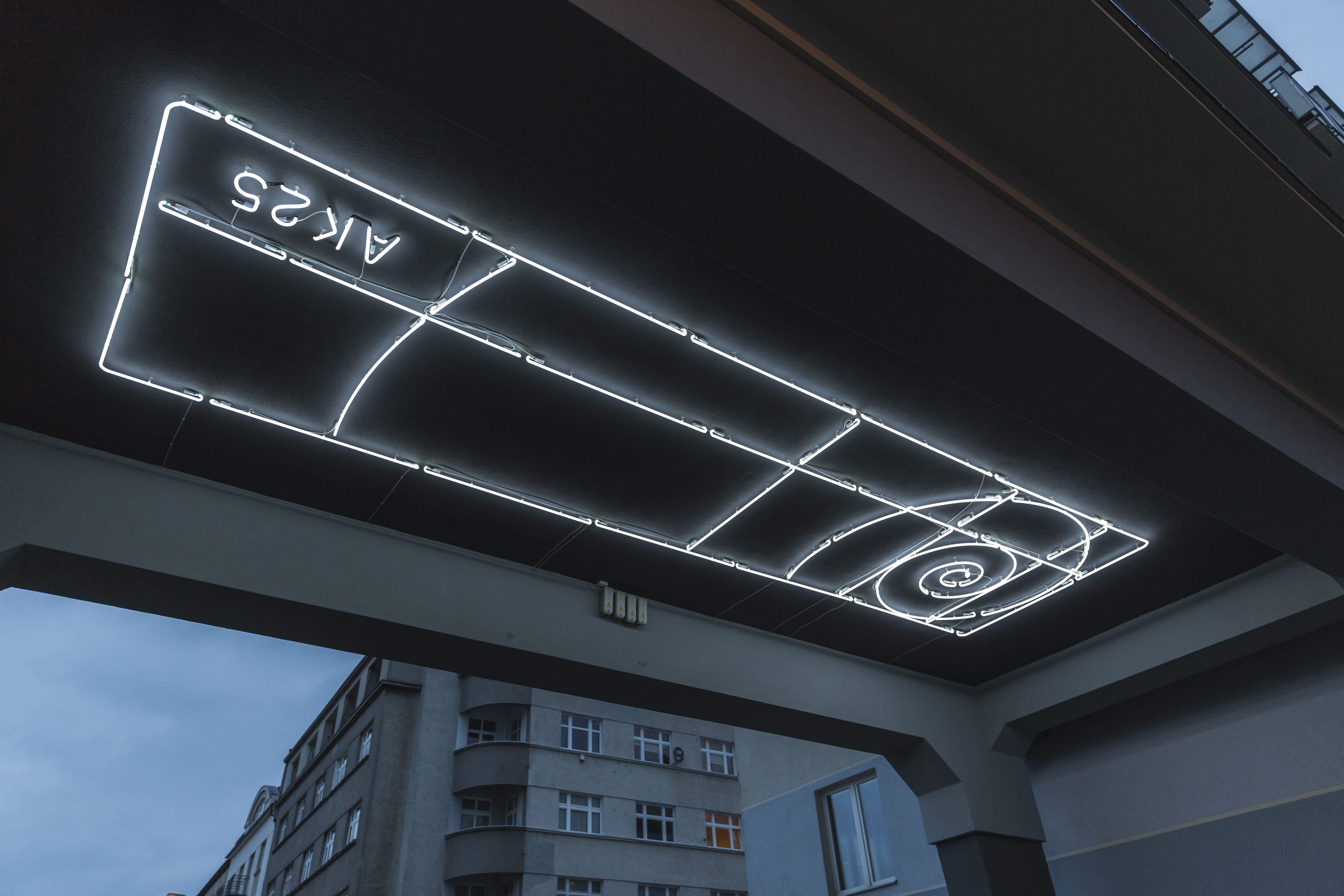 Nowy neon rozświetla przejście przy skrzyżowaniu ul. Abrahama z ul. Armii Krajowej, fot. Rafał Kołsut / Traffic Design