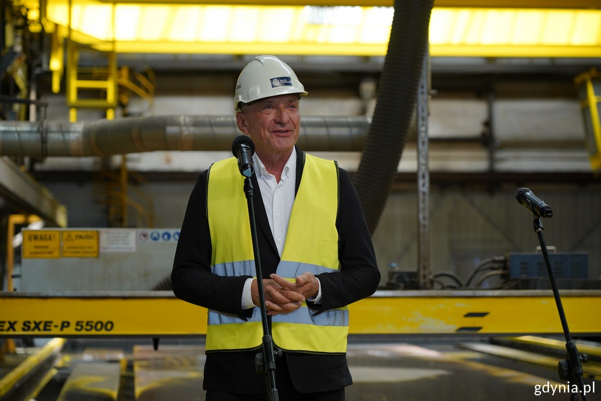 Leszek Bonna, wicemarszałek wojew&oacute;dztwa pomorskiego przy mikrofonie podczas uroczystości