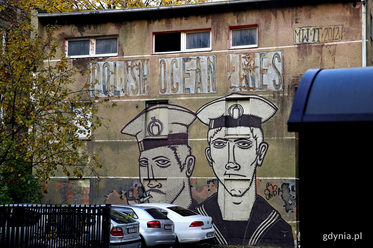 Mural: napis Polskie Linie Oceaniczne i pod nim stoi dwóch marynarzy
