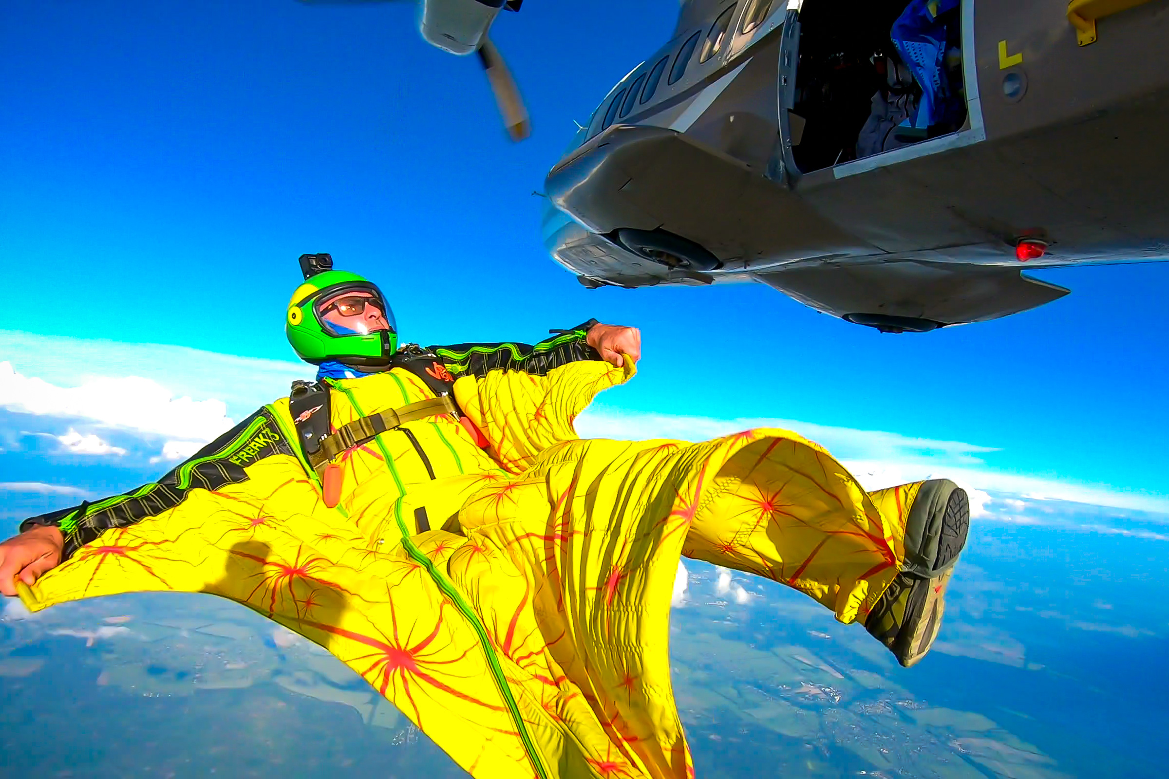 Skoczek w ż&oacute;łtym kombinezonie wingsuit. // fot. mat. prasowe