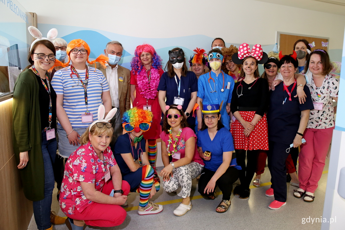 Gdyńscy samorządowcy oraz personel Oddziału Pediatrii Szpitala św. Wincentego a Paulo. Fot. Przemysław Kozłowski