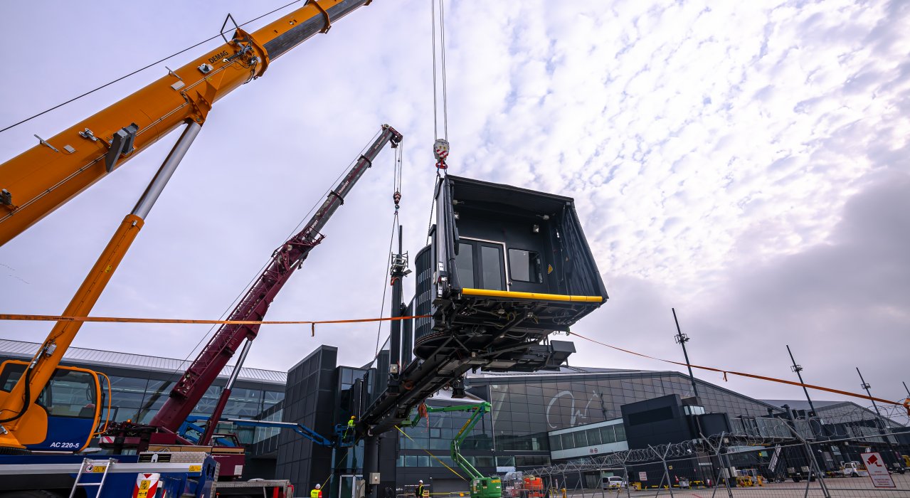 Nowe lotnicze rękawy pasażerskie w trakcie montażu na lotnisku, fot. Doraco / mat. prasowe