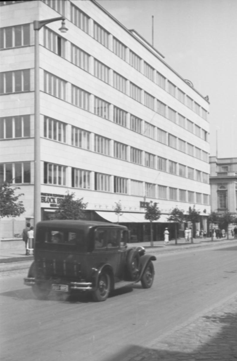 Budynek ZUS w latach 30-tych XX wieku, fot. W.Schulz, zbiory MMG/HM/II/893/77