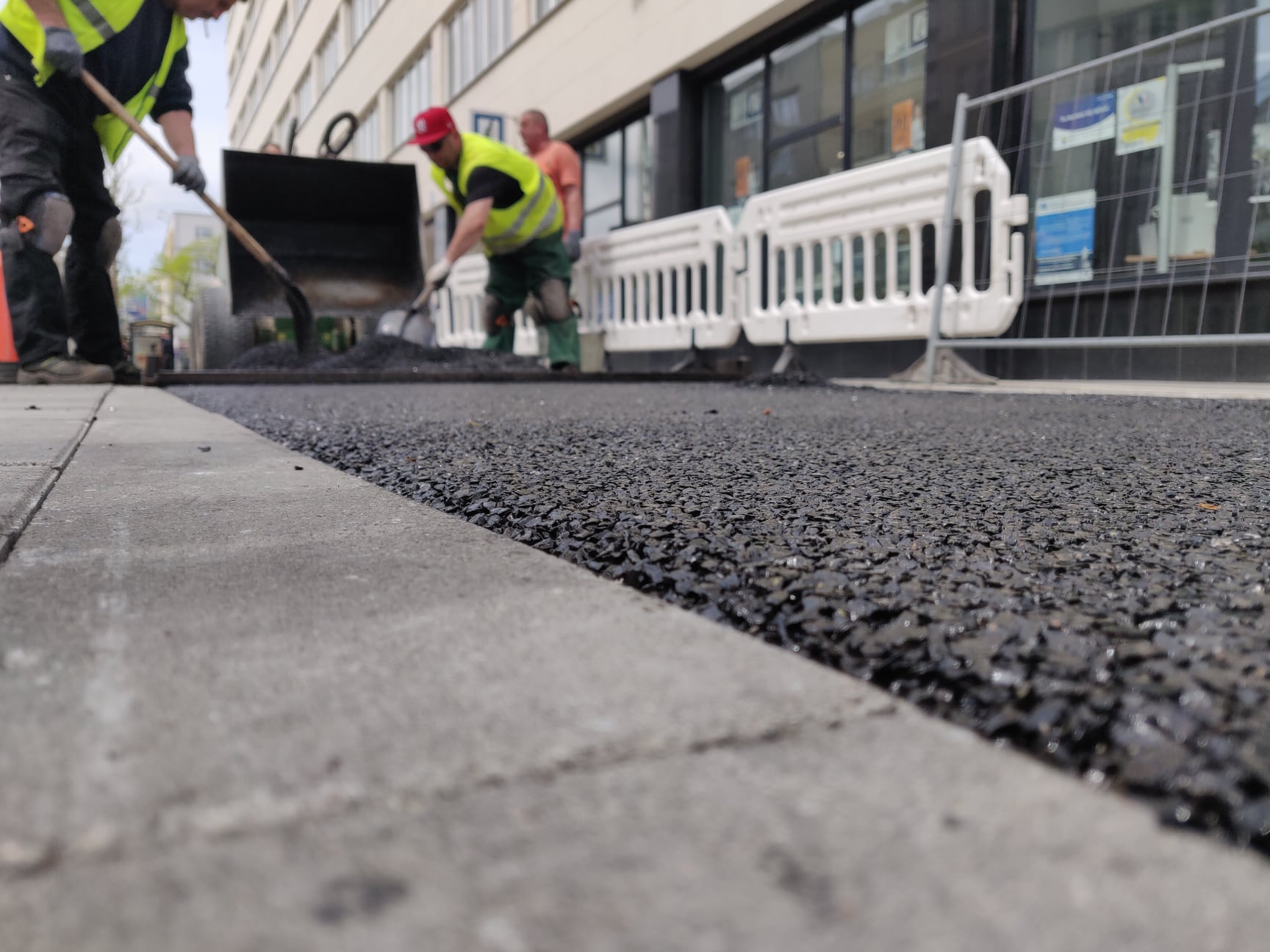 Nowy fragment drogi rowerowej przy ul. 10 Lutego (zdjęcie z początku czerwca br.), fot. facebook.com/oficerrowerowygdyni