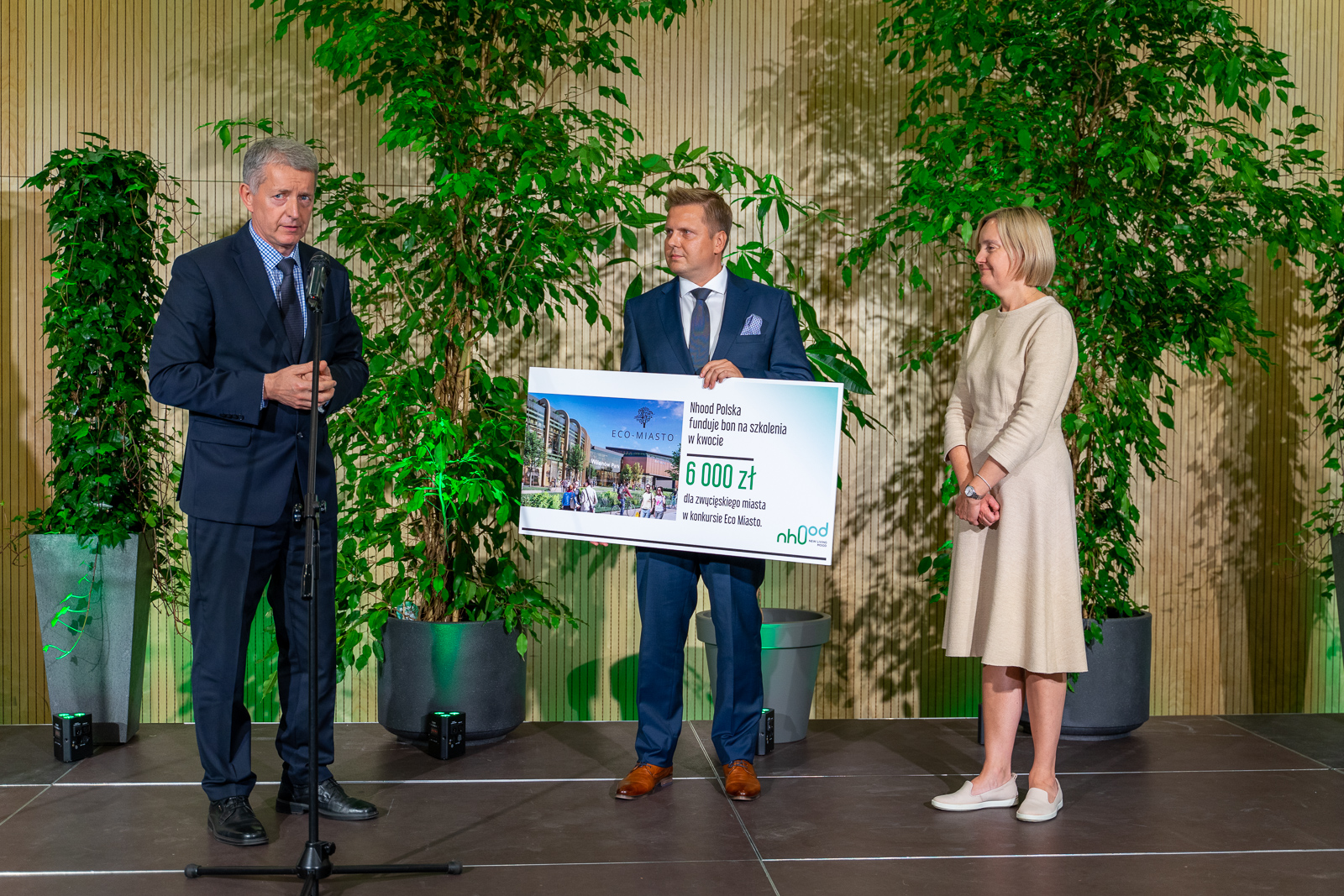 Walery Tankiewicz (z lewej) odbiera nagrodę specjalną dla Gdyni od firmy Nhood Polska, fot. mat. prasowe organizatora