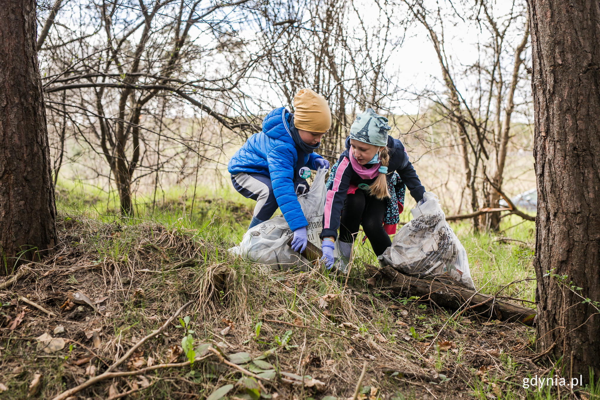 Częścią edukacji o recyklingu są organizowane w Gdyni akcje wsp&oacute;lnego sprzątania las&oacute;w i dzielnic. N/z sprzątanie na Karwinach w 2021 r. Fot. Karol Stańczak