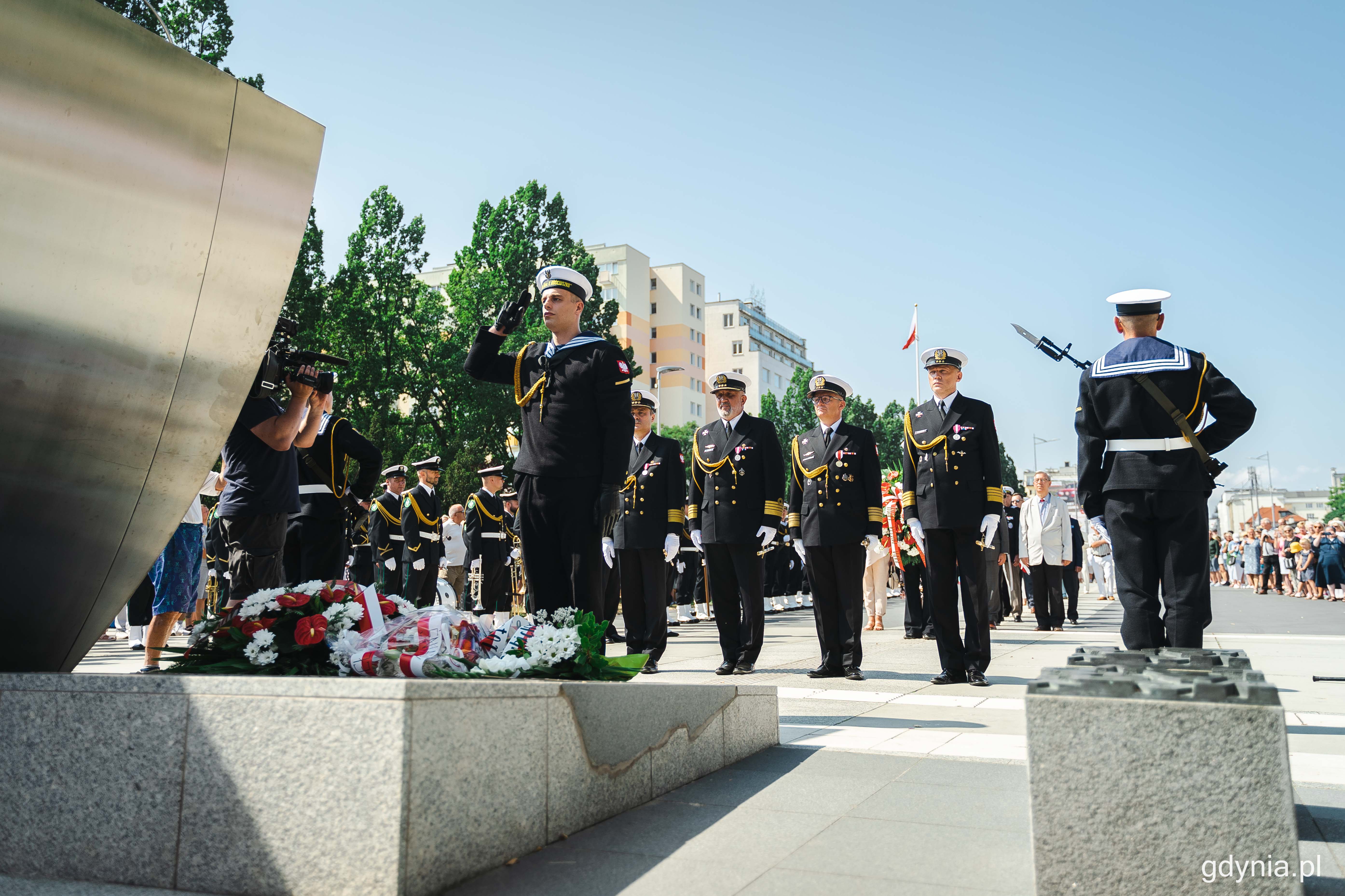 Delegacje złożyły wiązanki przy pomniku Polski Morskiej, fot. Kamil Złoch