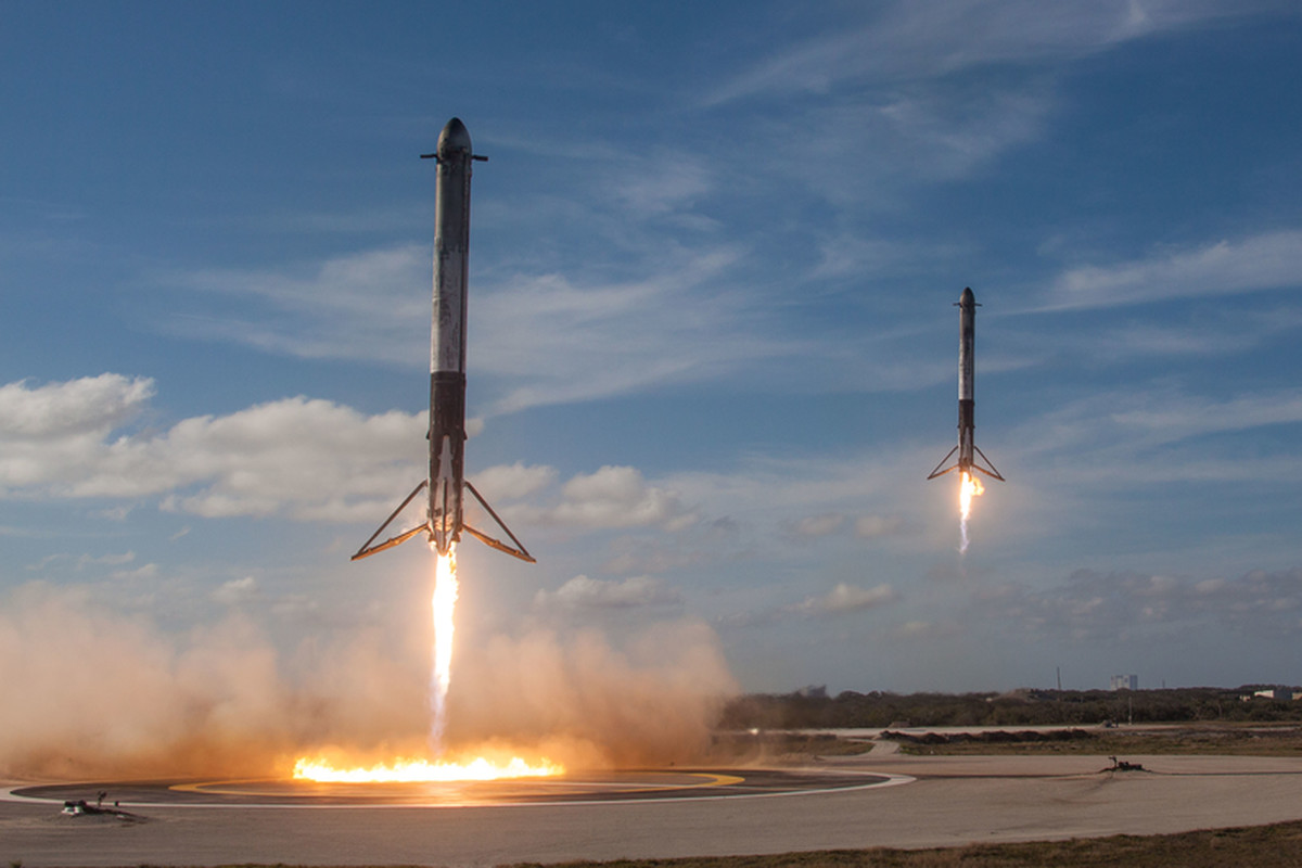  Dwa boostery pomocnicze w perfekcyjnej synchronizacji wylądowały na Przylądku Canaveral. Fot. SpaceX