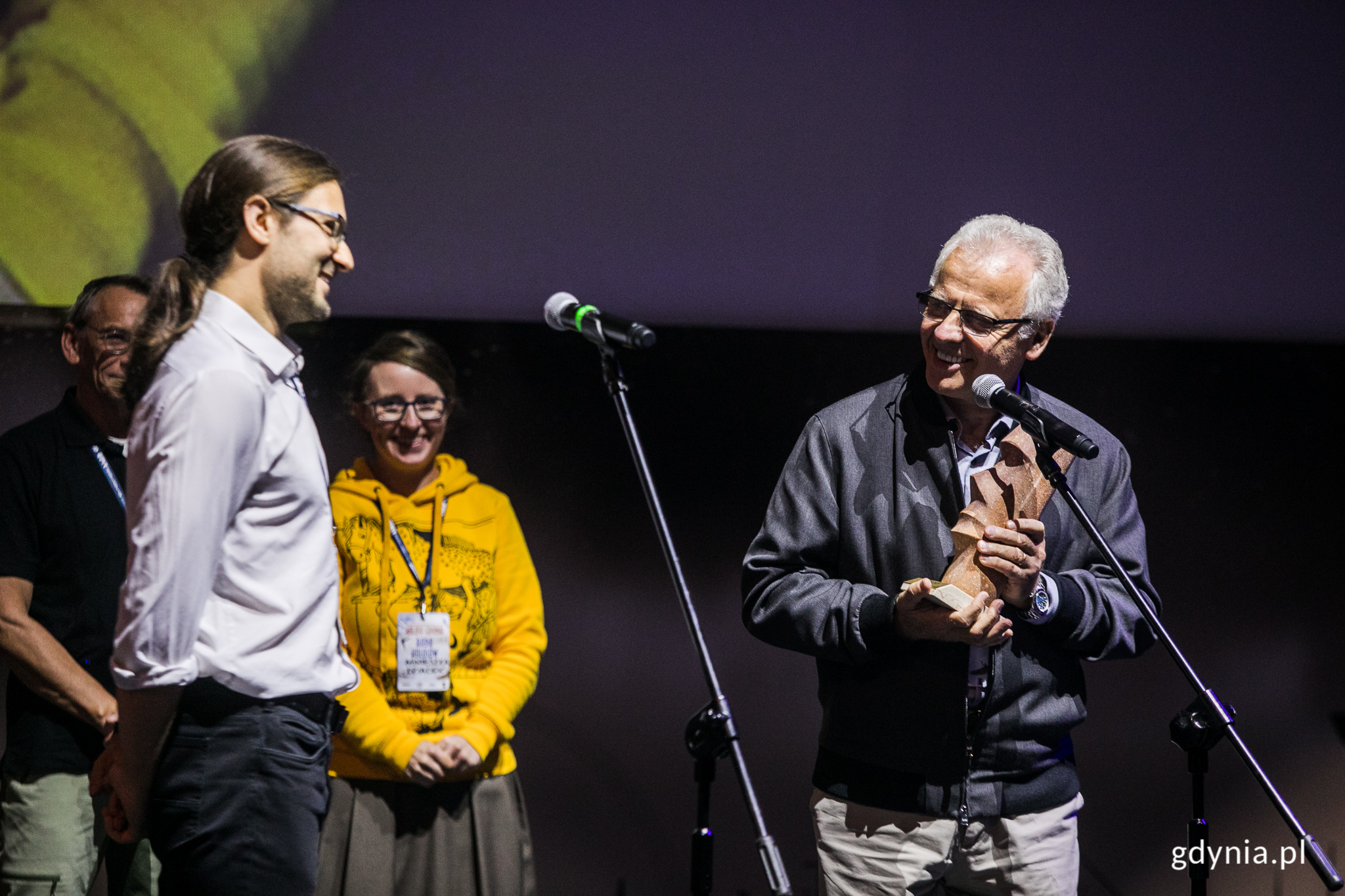 Maciej Besta odbiera Kolosa z rąk Piotra Chmielnickiego. Fot. Karol Stańczak 