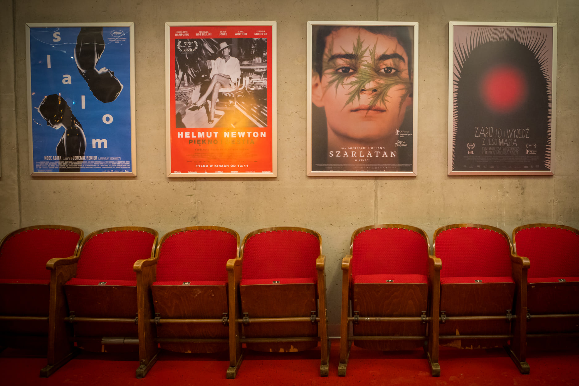 Fotele w Gdyńskim Centrum Filmowym, na ścianie plakaty z film&oacute;w (od lewej): Slalom, Helmut Newton. Piękno i bestia, Szarlatan i Zabij to i wyjedź z tego miasta. Fot. GCF