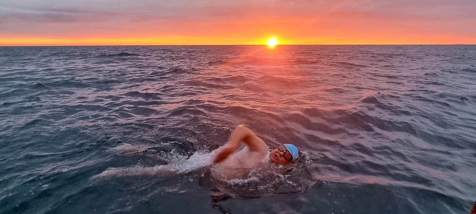 Piotr Biankowski płynie przez kanał La Manche. Źr&oacute;dło: materiały prasowe
