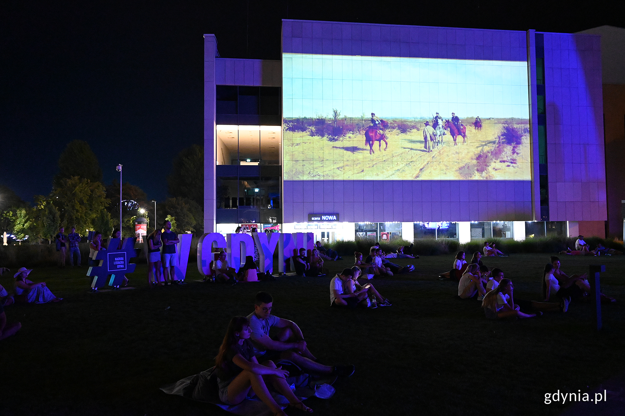 W czasie koncertu &bdquo;Galeria sztuki -Kaczmarski" na telebimie prezentowano wybrane dzieła znanych malarzy, fot. Michał Puszczewicz