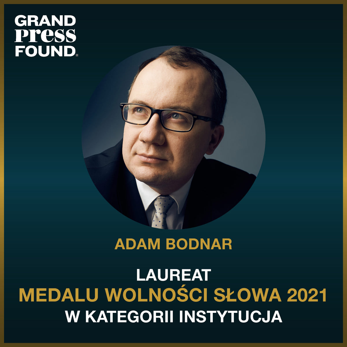 Grafika Fundacji Grand Press prezentująca Adama Bodnara - laureata Medalu Wolności Słowa w kategorii "Instytucja" // materiały prasowe