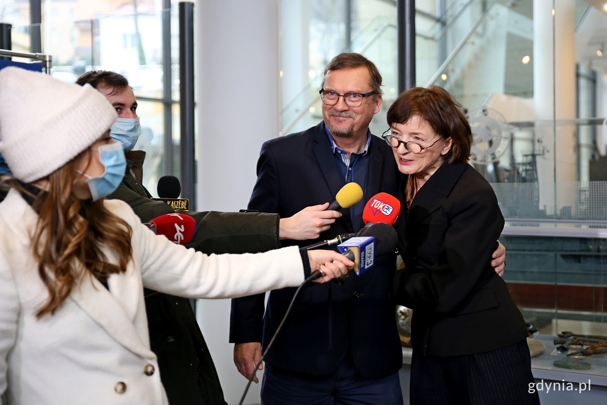 Dyrektorzy Muzeum Miasta Gdyni - Karin Moder i Muzeum Marynarki Wojennej - Tomasz Miegoń podczas konferencji prasowej zapewniają o bardzo dobrej wsp&oacute;łpracy instytucji. Fot. Przemysław Kozłowski
