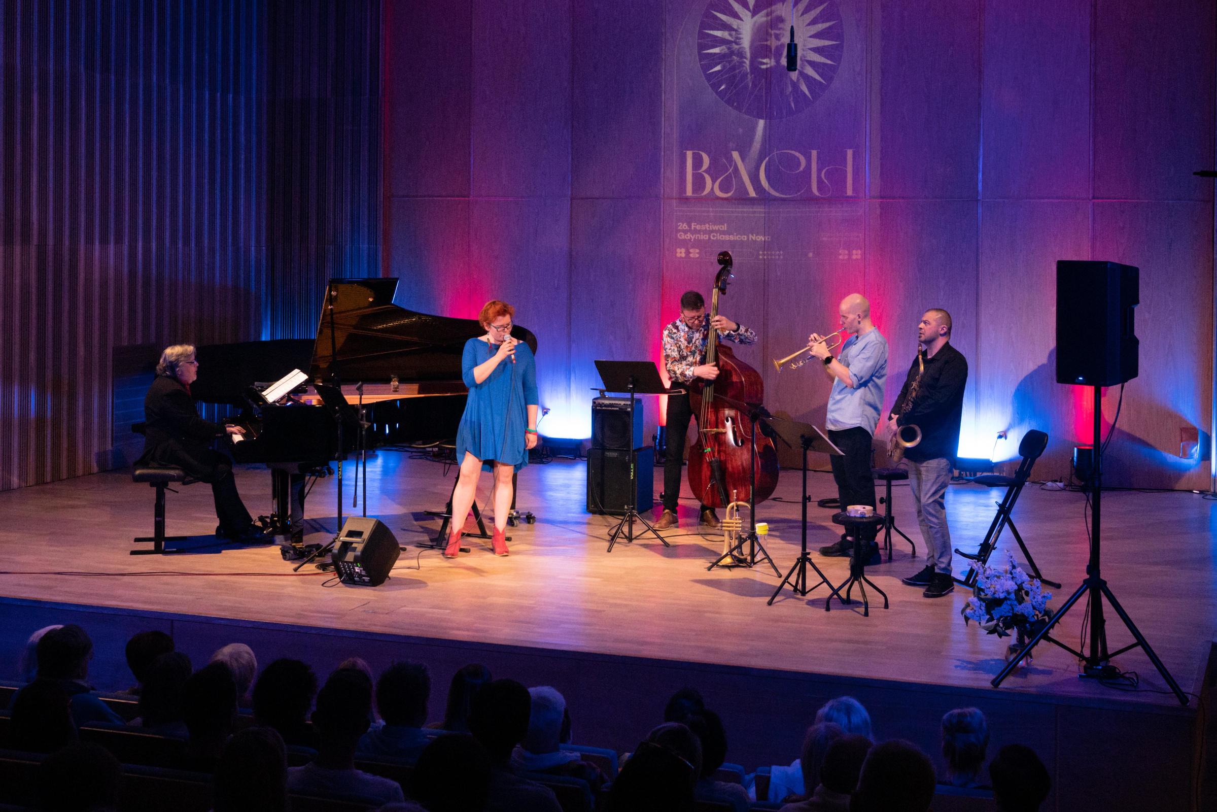 Od lewej: Artur Jurek, Joanna Knitter, Adam Żuchowski, Piotr Szlempo oraz Dariusz Herbasz podczas koncertu &bdquo;Nowe oblicze baroku: Bach na jazzowo&rdquo;, kt&oacute;ry odbył się w ramach 26. edycji festiwalu Gdynia Classica Nova // fot. Anna Rezulak