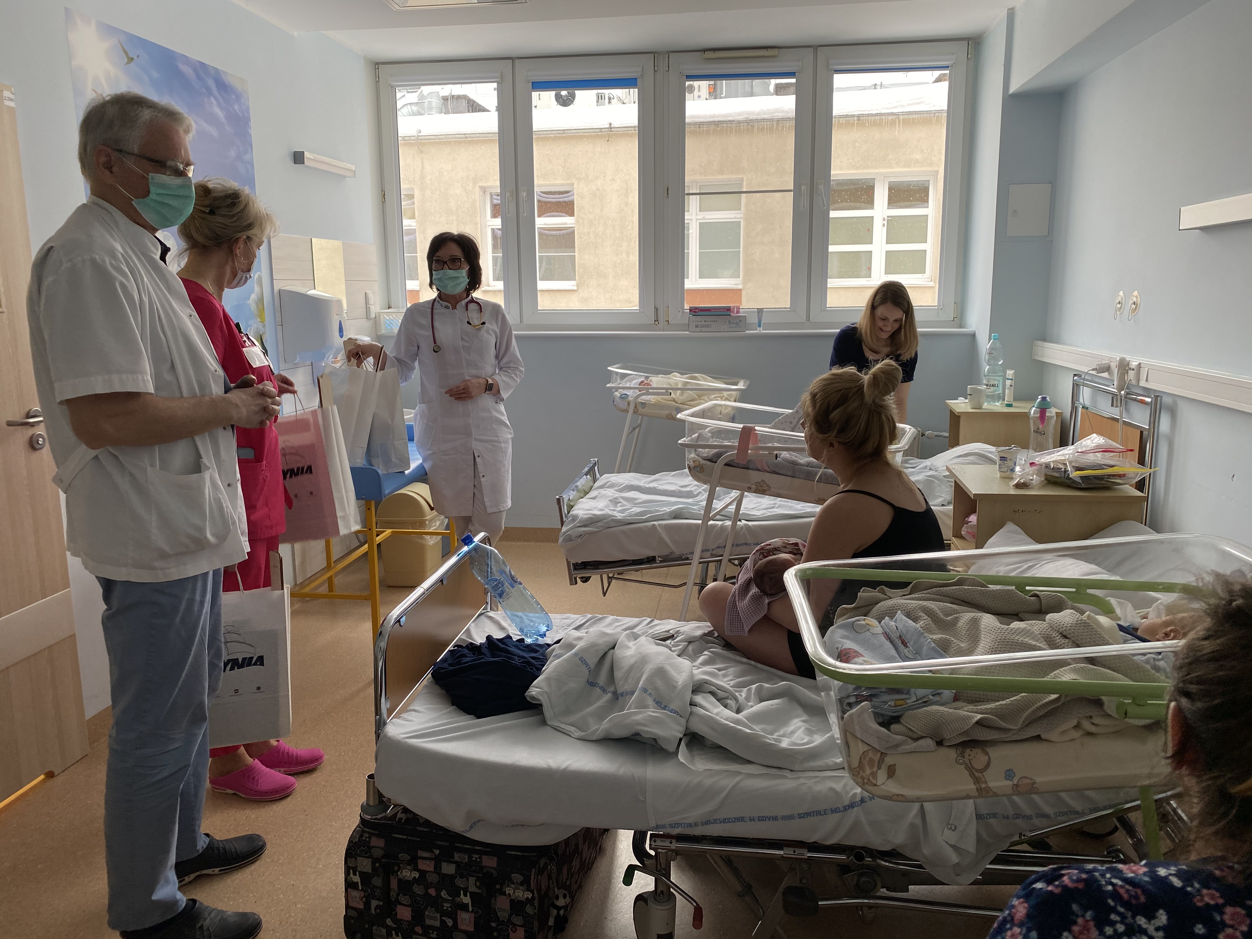 Upominki od miasta dla dzieci urodzonych 10 lutego. Fot. Szpital Morski im. PCK