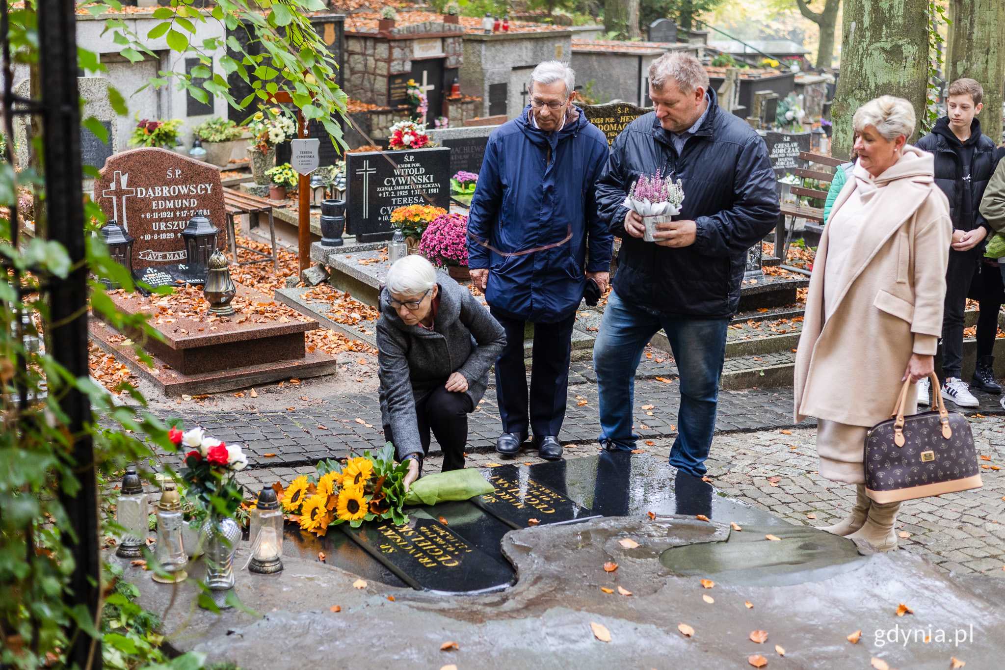 Od lewej: Joanna Zielińska - przewodnicząca Rady Miasta Gdyni oraz radni: Zenon Roda, Jarosław Kłodziński i Elżbieta Raczyńska składający kwiaty na grobie Franciszki Cegielskiej // fot. Karol Stańczak