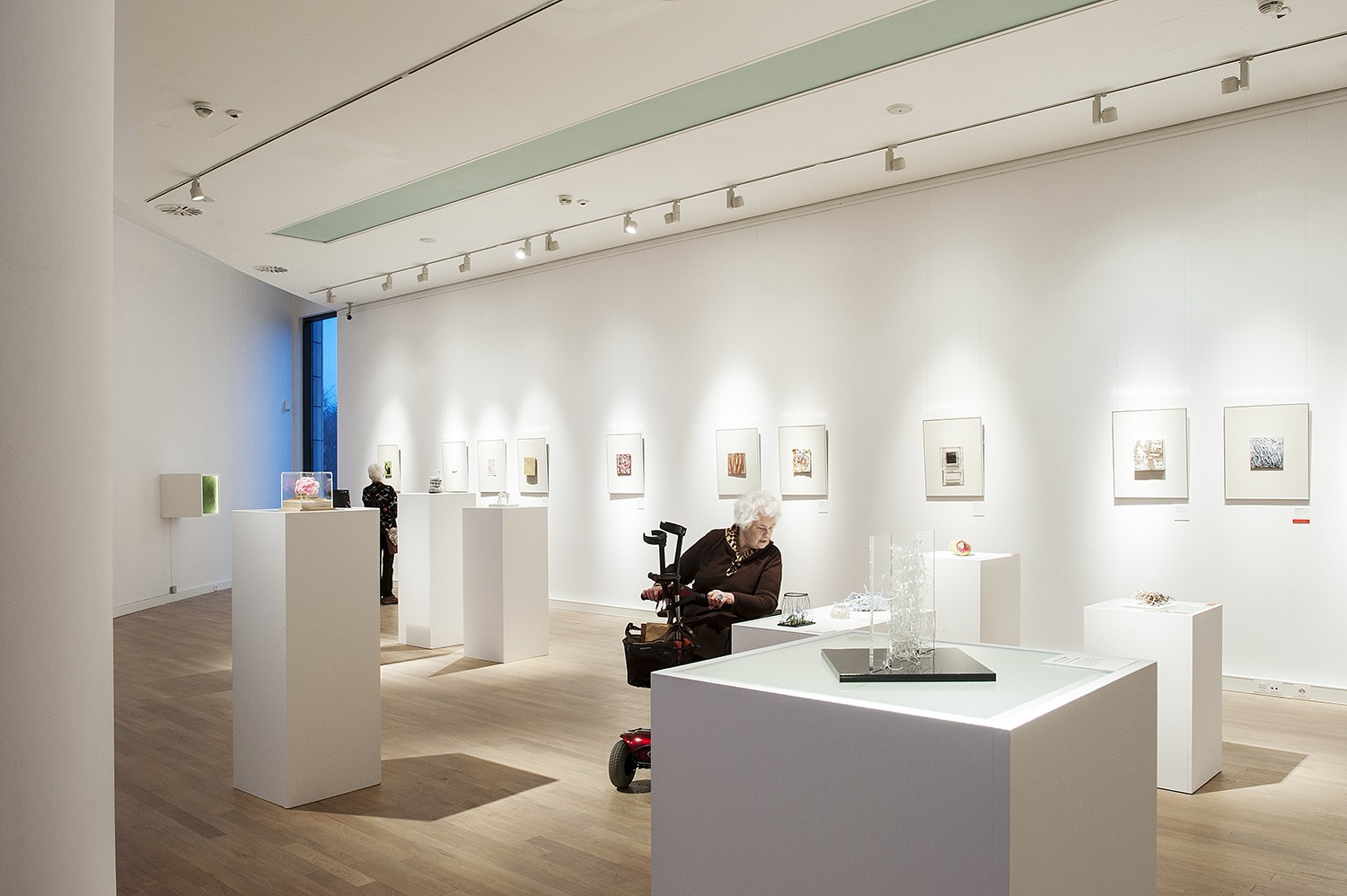 Zwiedzający wystawę Baltic Mini Textile Gdynia w Muzeum Miasta Gdyni, mat. prasowe