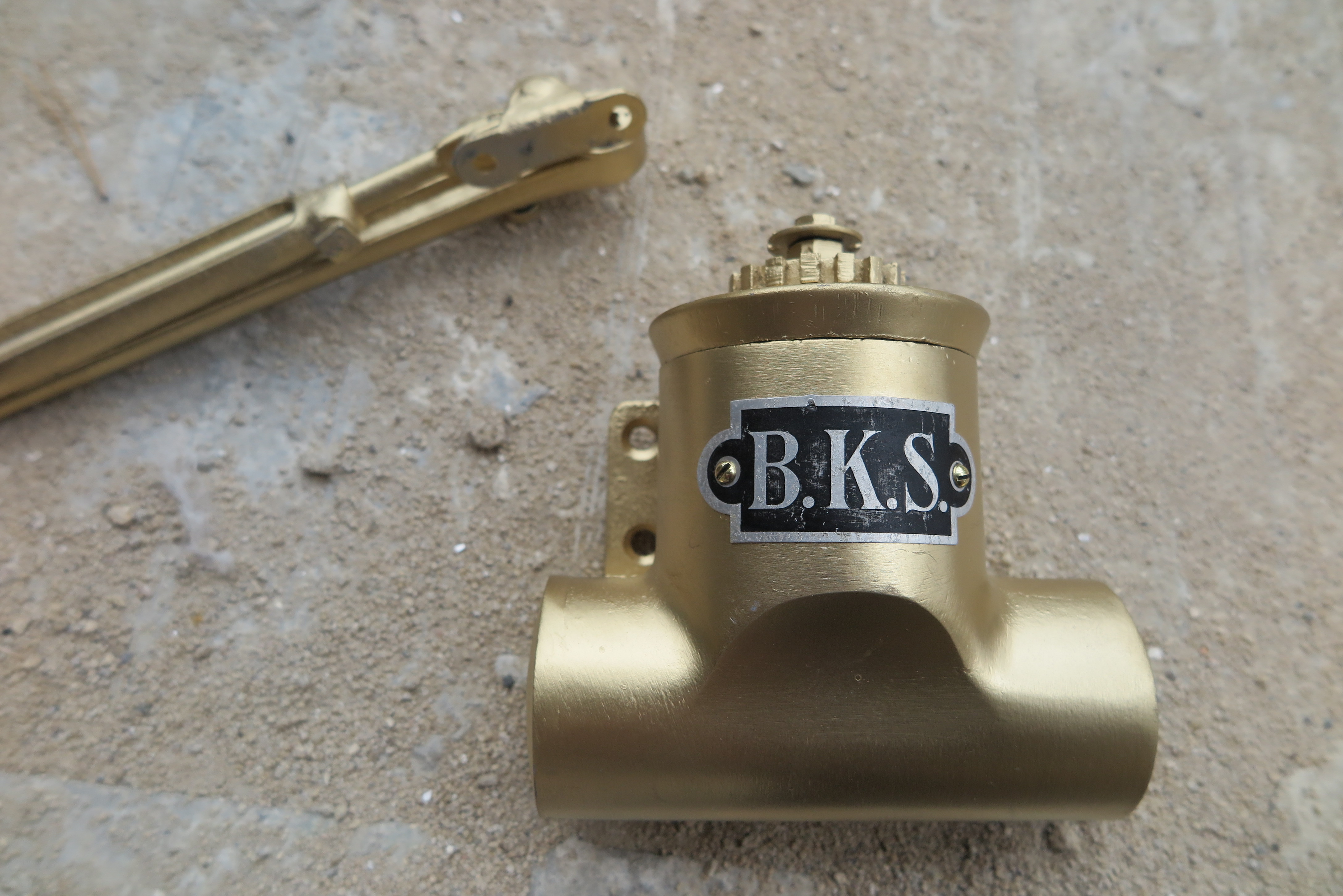 Oryginalny samozamykacz do drzwi budynku przy ul. Sienkiewicza 6 po pracach konserwatorskich i przed zamontowaniem, fot. Biuro Miejskiego Konserwatora Zabytk&oacute;w w Gdyni