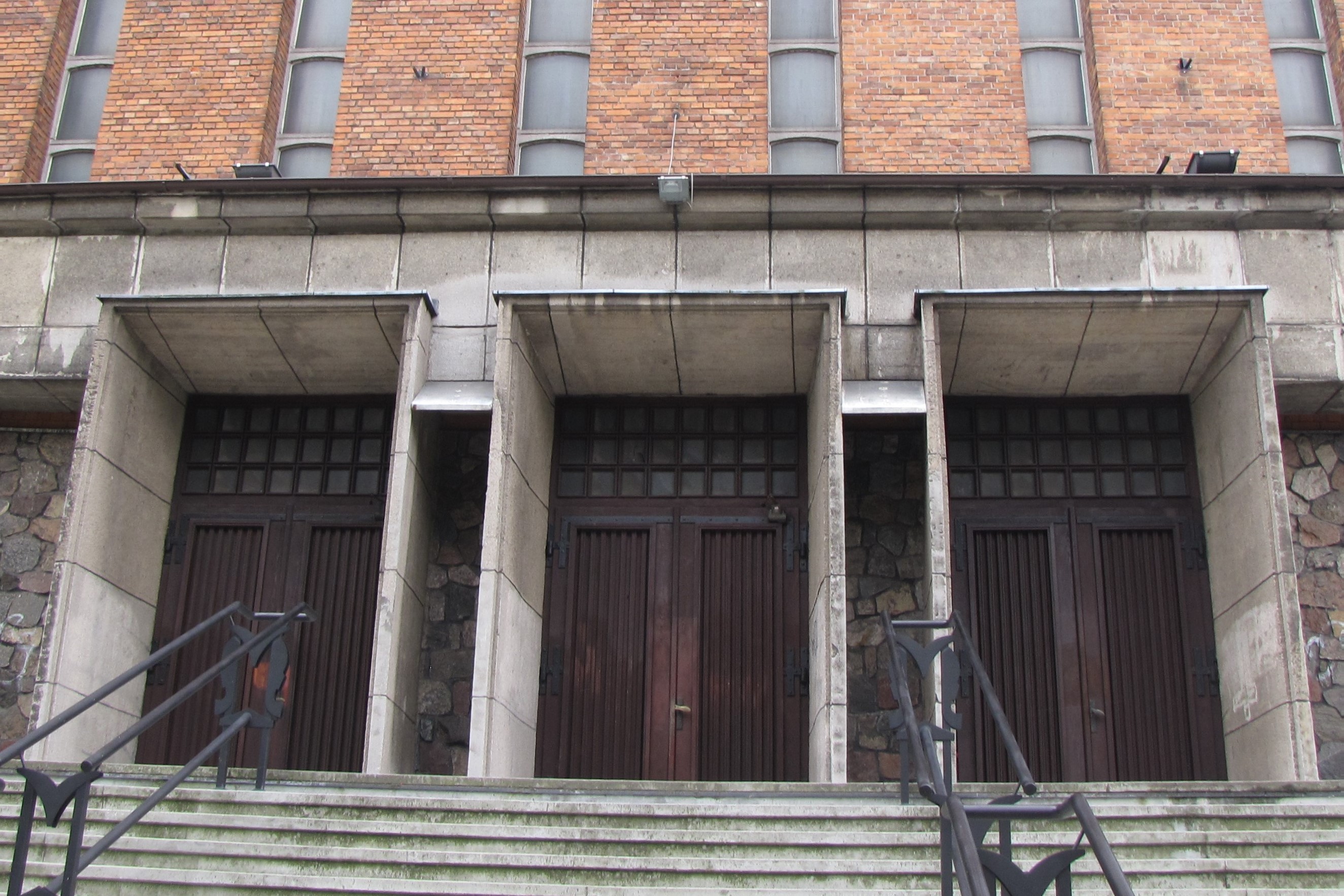 Potr&oacute;jne wejście do kościoła franciszkan&oacute;w z lat 50. i 60. XX w.