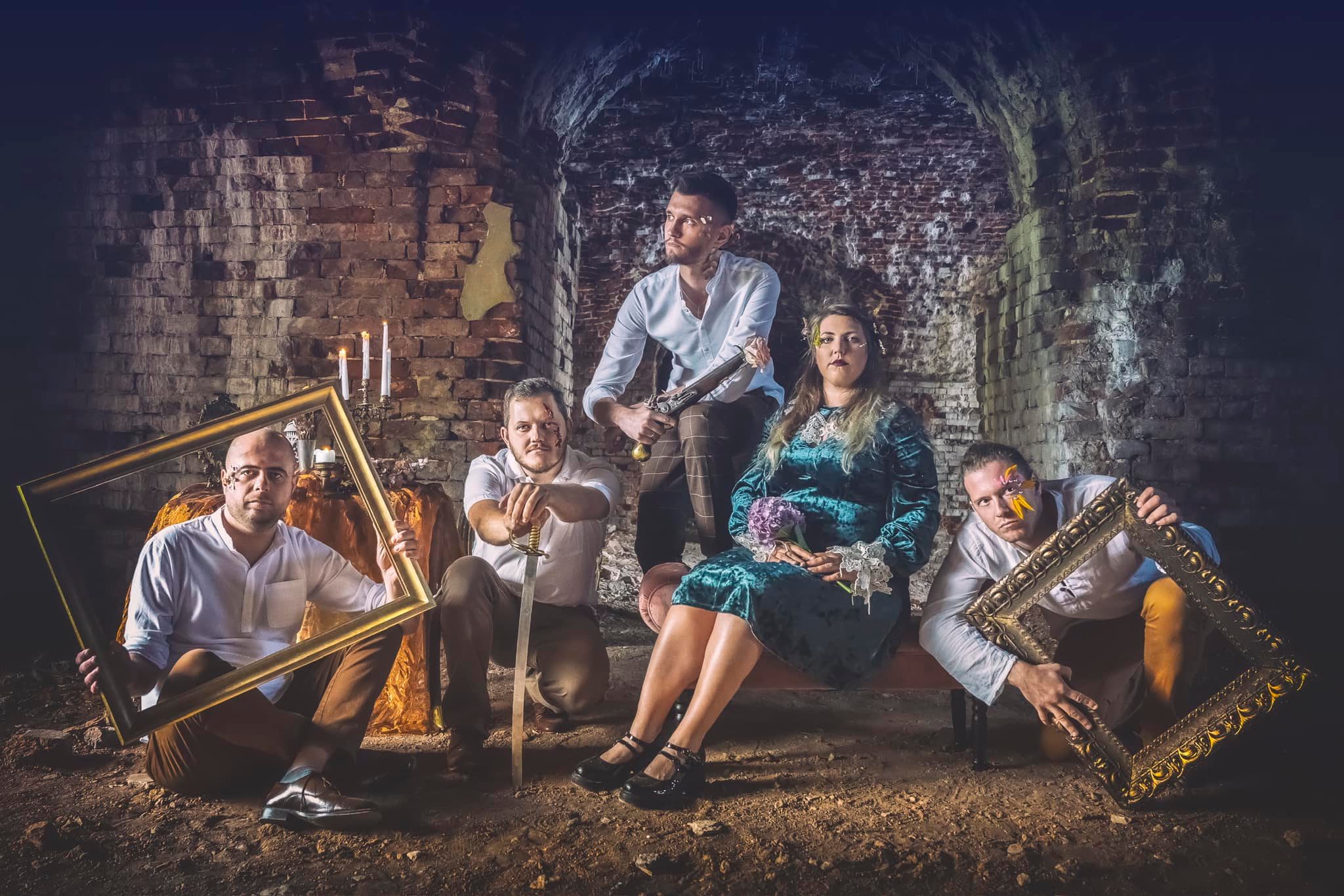 Kilka os&oacute;b tworzących zesp&oacute;ł muzyczny.