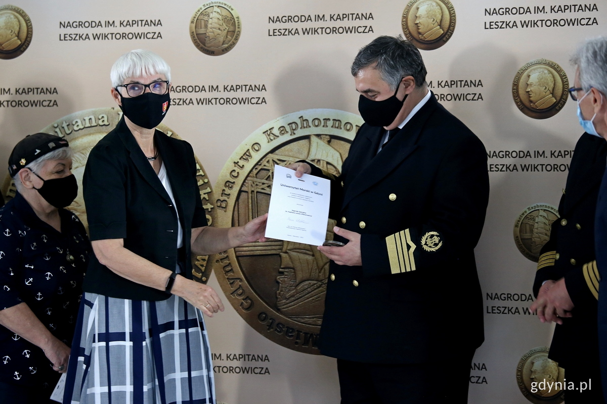 Joanna Zielińska - przewodnicząca Rady Miasta Gdyni i członkini kapituły nagrody wręcza wyr&oacute;żnienie prof. dr hab. inż. kpt. ż. w. Adamowi Weintritowi - rektorowi Uniwersytetu Morskiego w Gdyni // fot. Przemysław Kozłowski